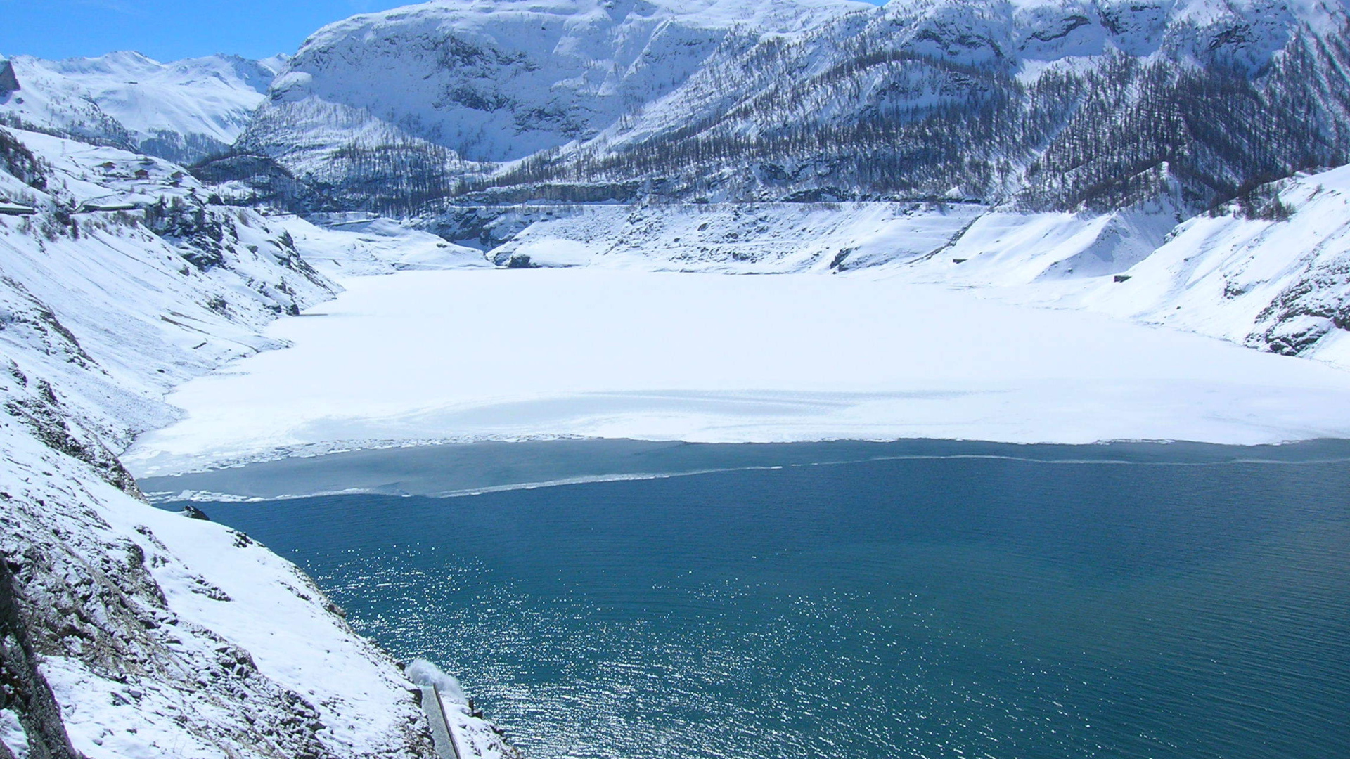Озеро на горнолыжном курорте Тинь, Франция