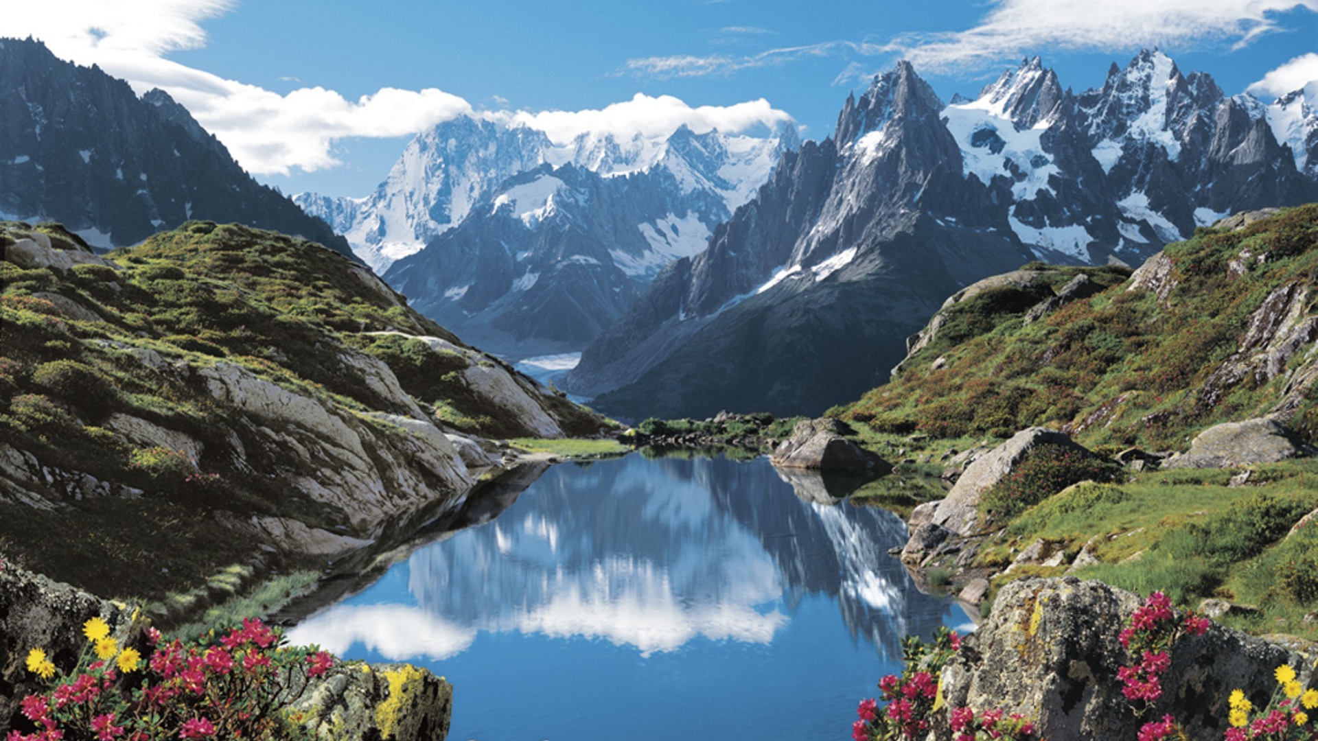 Горное озеро на курорте Шамони, Франция