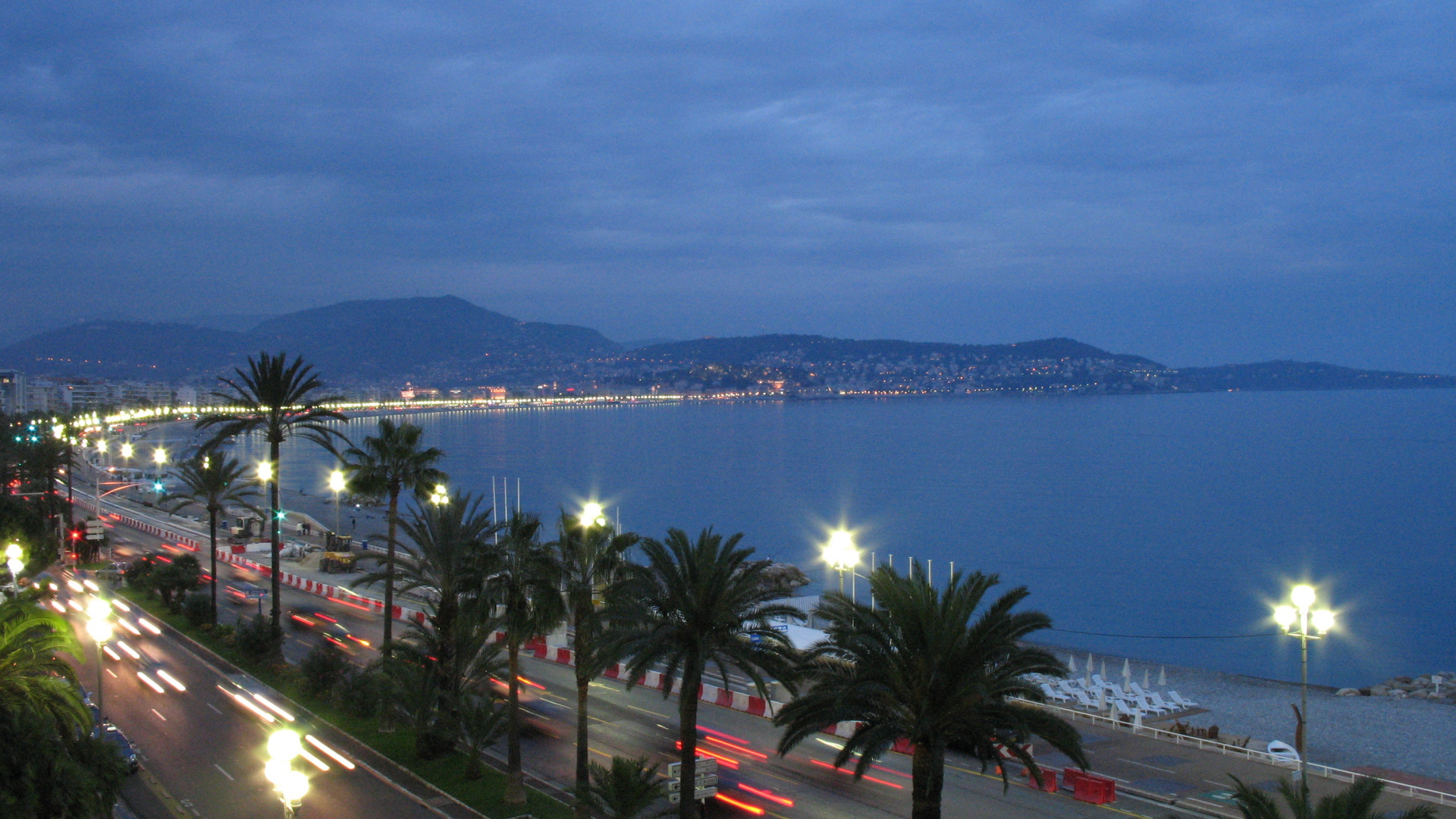 Ночные огни в городе Ницца, Франция