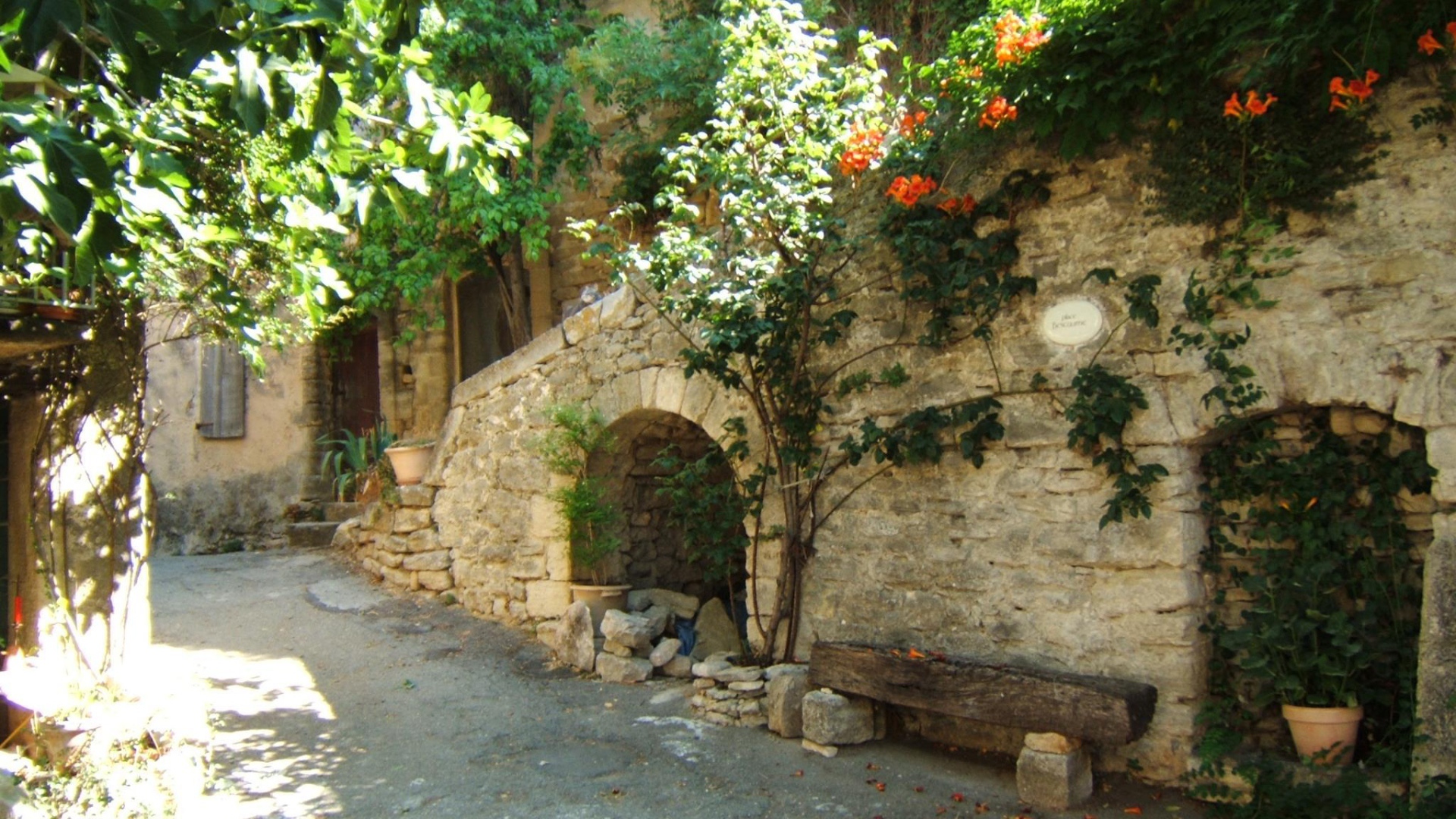 Старинная улочка в Провансе, Франция