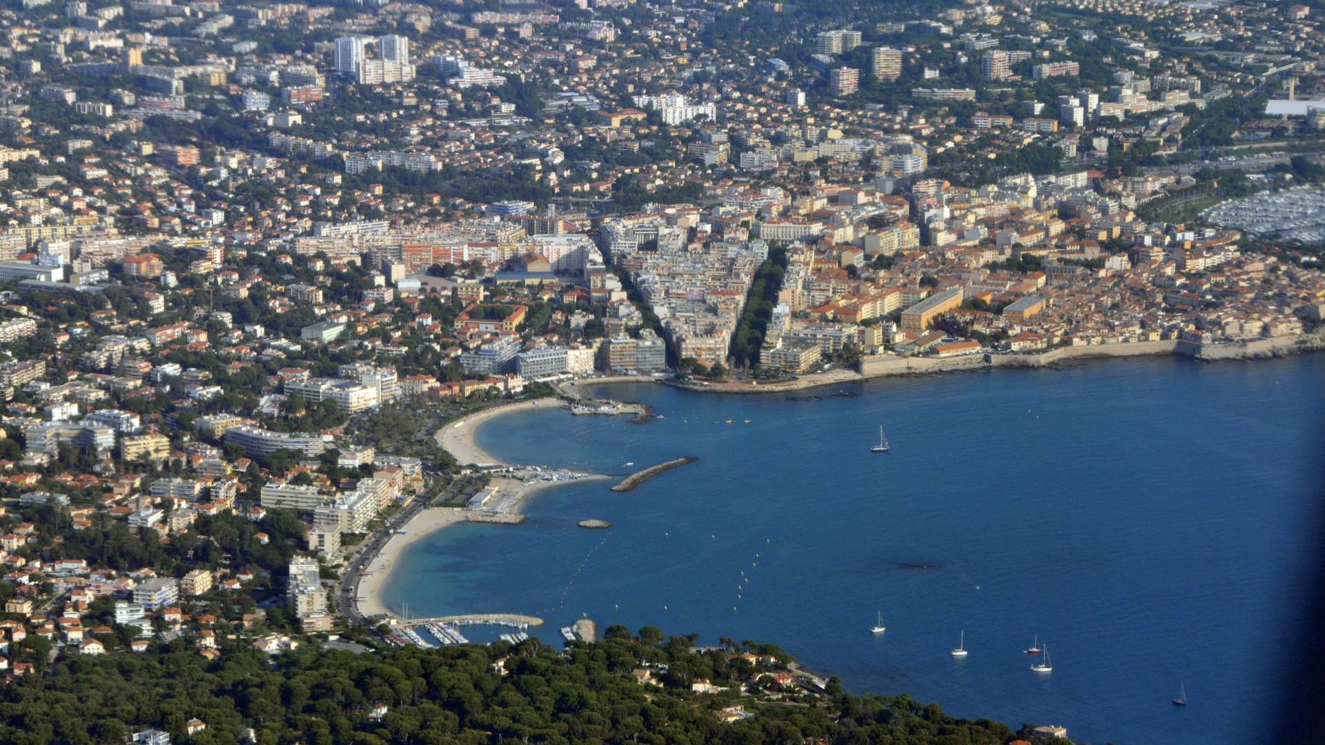 Панорама города на курорте Антибы, Франция