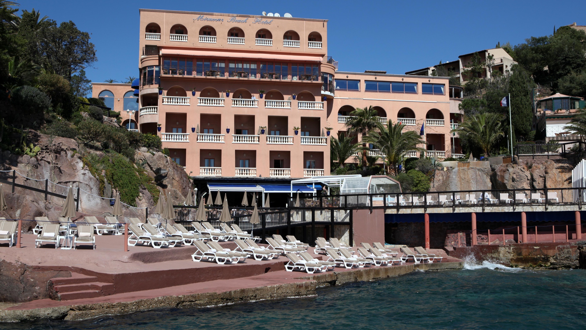 Розовый отель на курорте Мирамар Круести, Франция