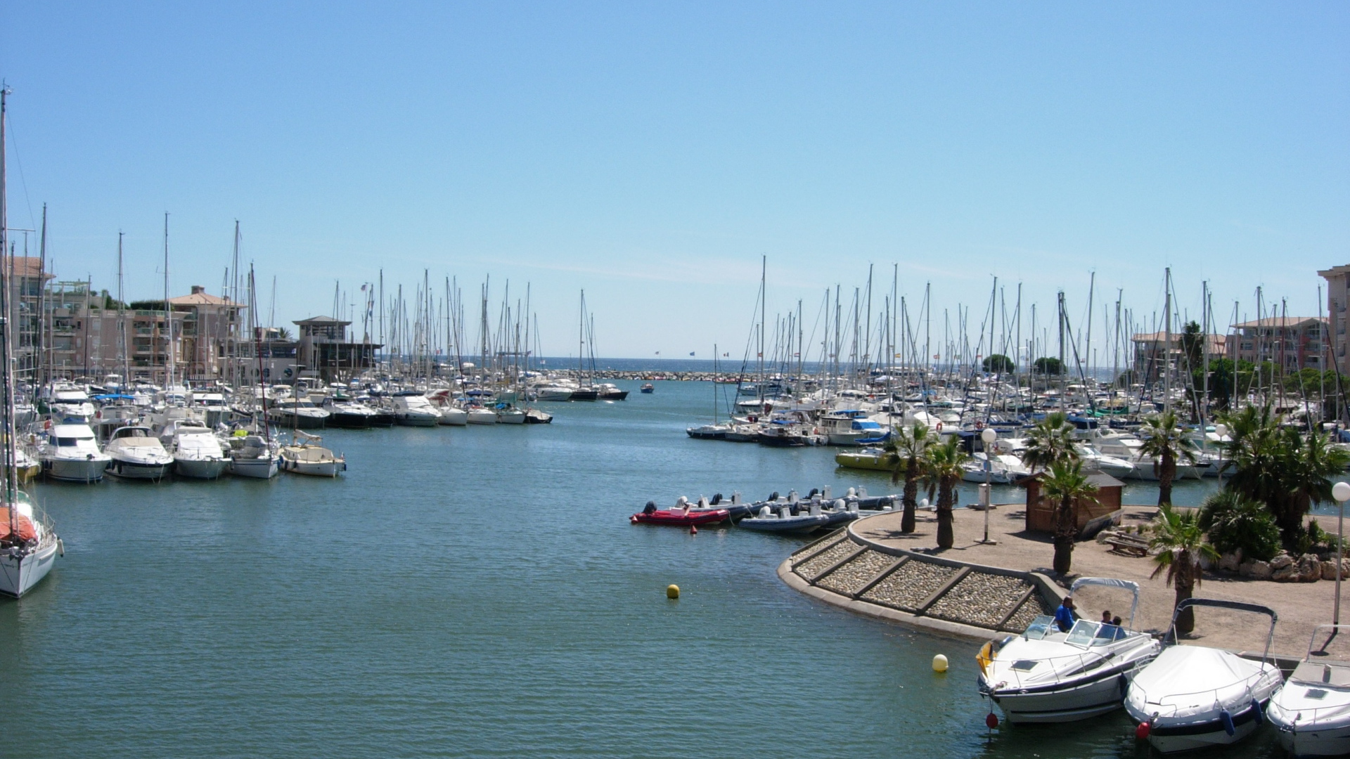 Порт на курорте Порт Де Фрежюс, Франция