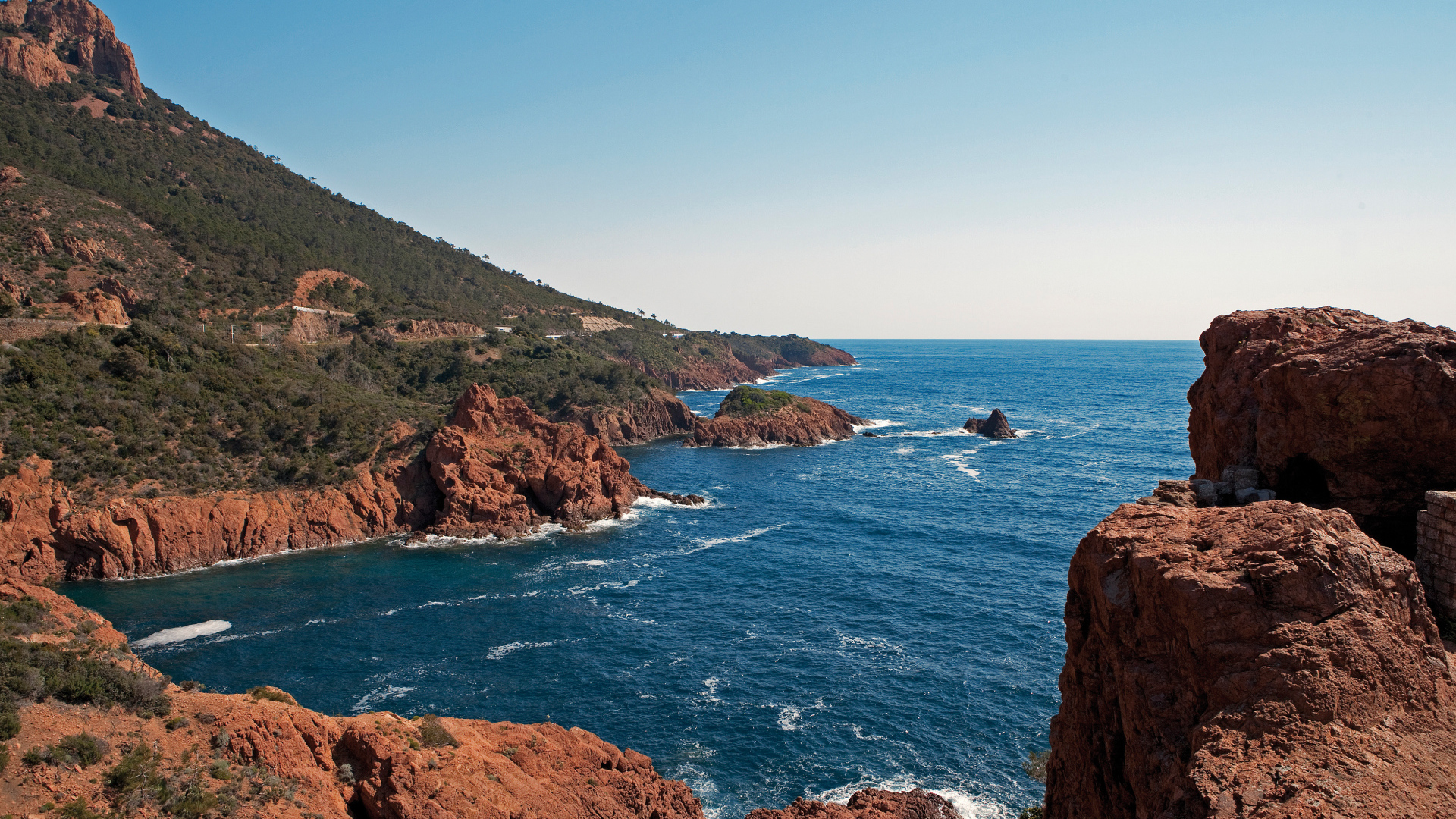 Красные скалы на курорте Манделье ля Напуль, Франция