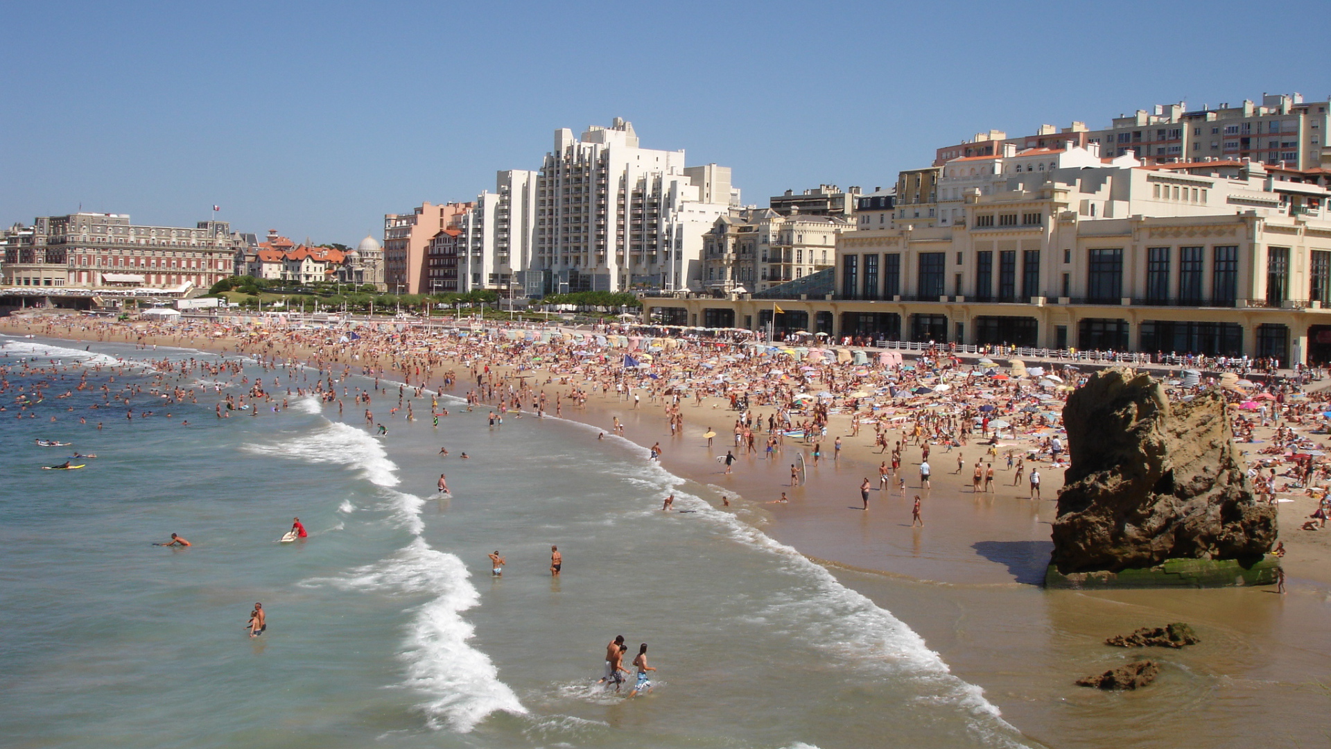 Отдых на пляже на курорте Биарриц, Франция