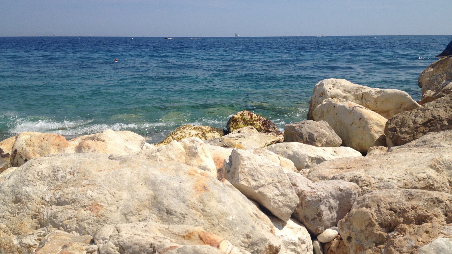 Каменистый берег в городе Ницца, Франция