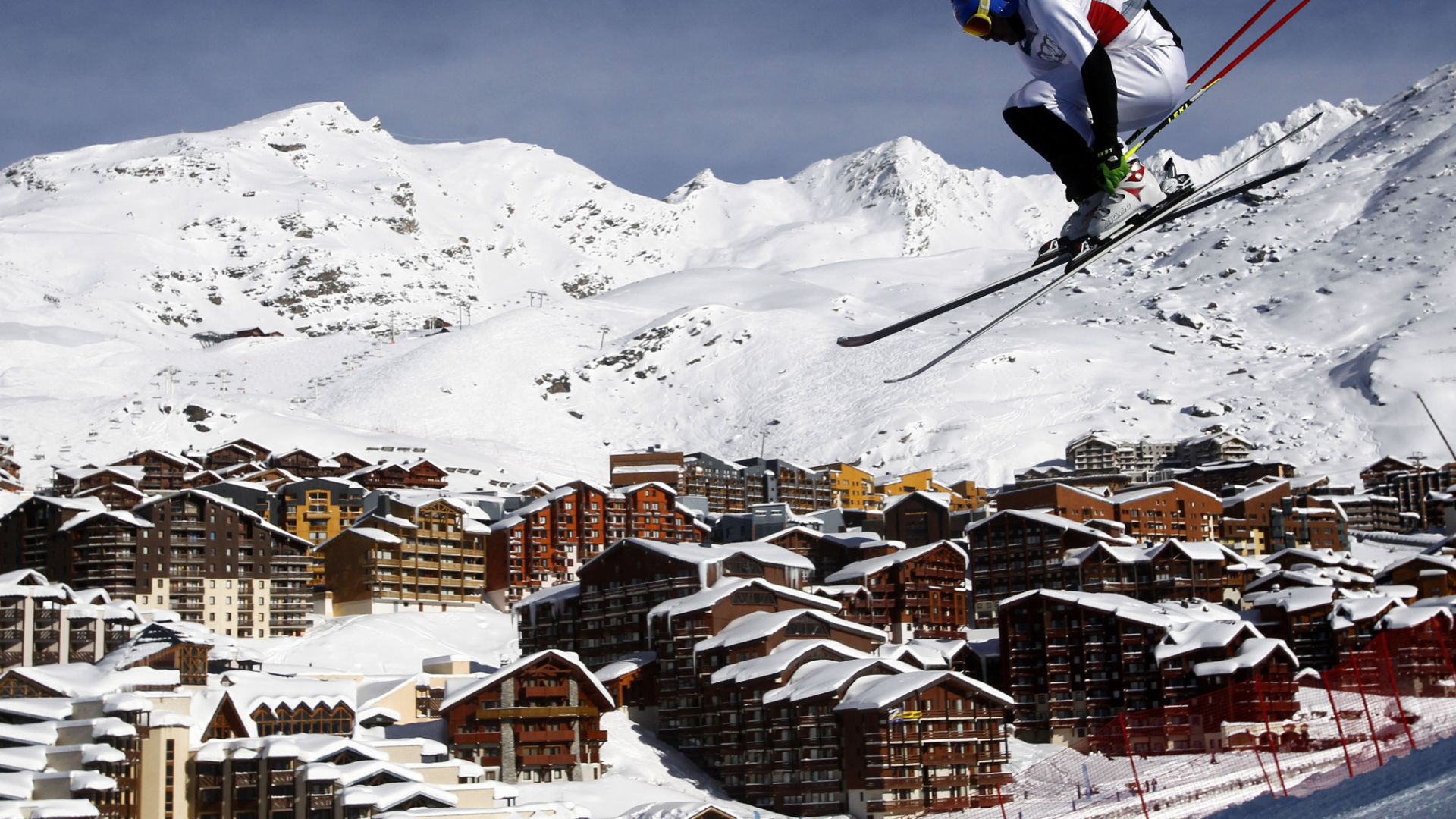 Лыжник на горнолыжном курорте Валь-Торанс, Франция