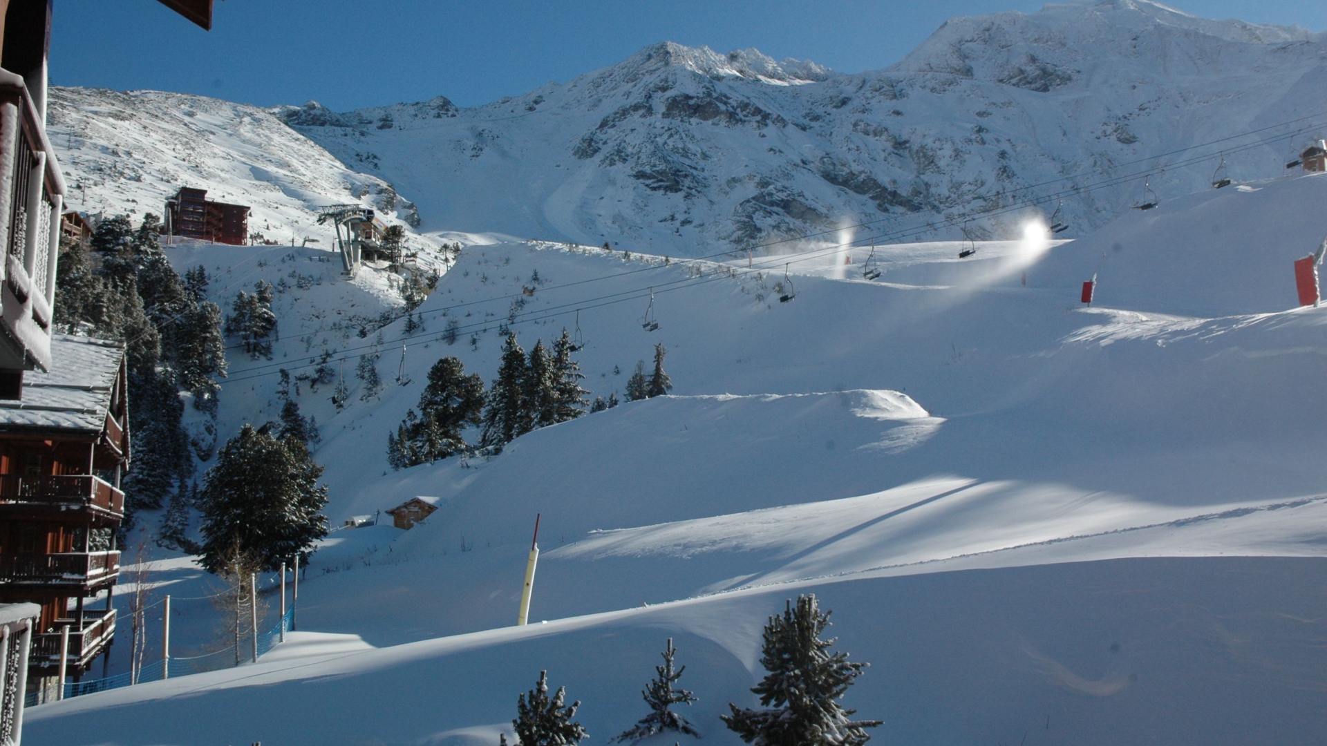 Заснеженные склоны на горнолыжном курорте Лез Арк, Франция