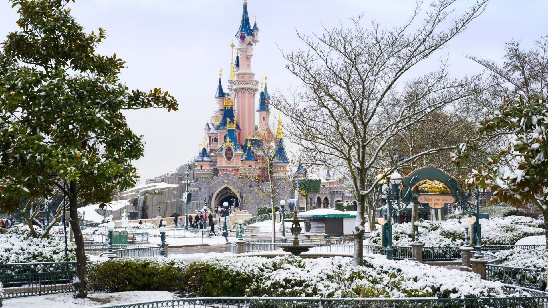 Снег в Диснейленде, Франция