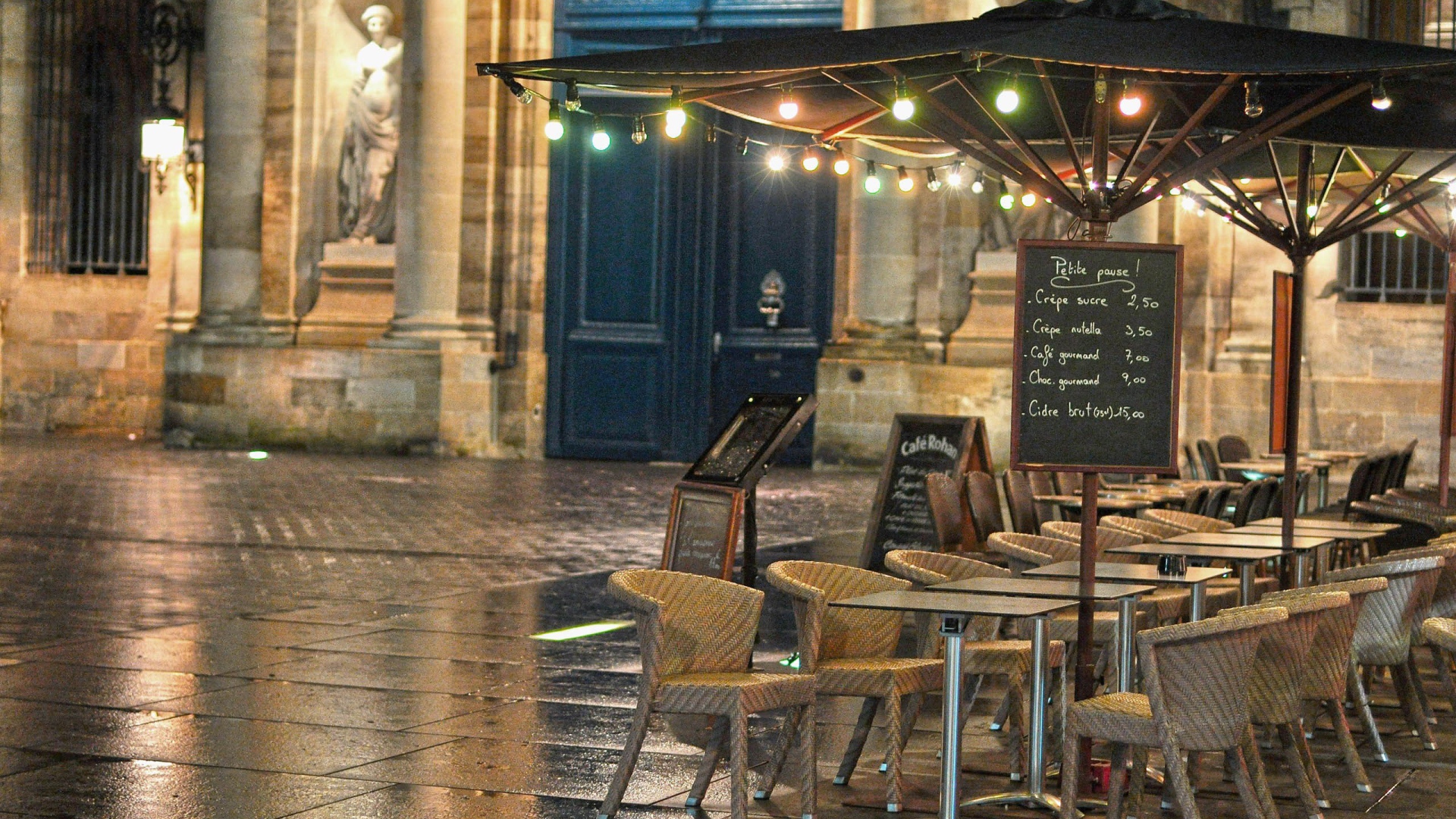 Уличное кафе в Бордо, Франция