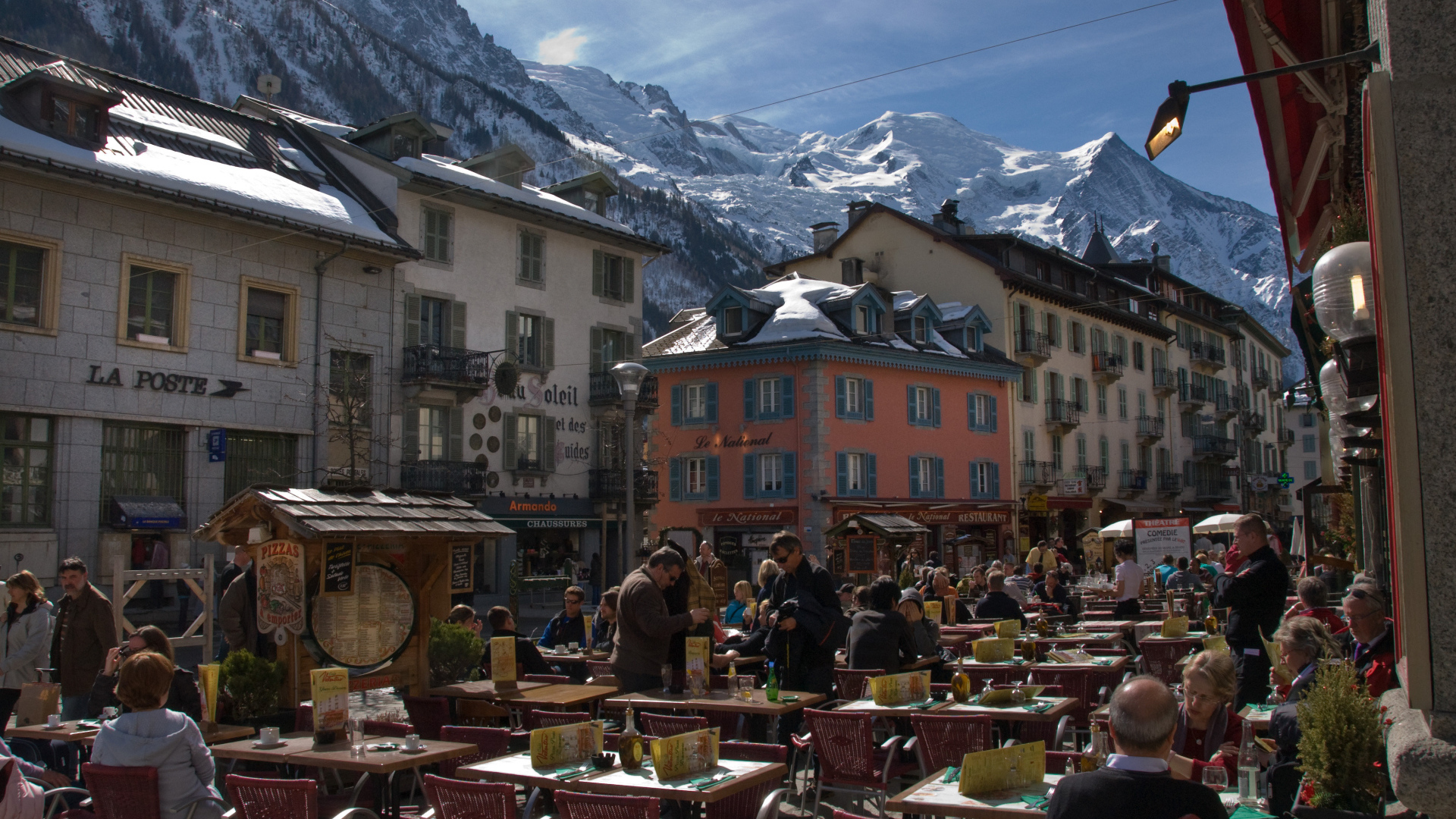 Уличное кафе на горнолыжном курорте Межев, Франция
