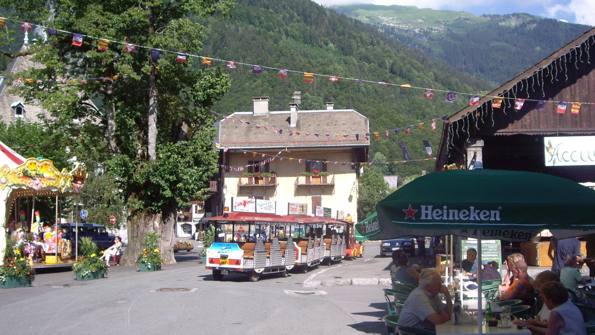 Уличное кафе на горнолыжном курорте Самоен, Франция