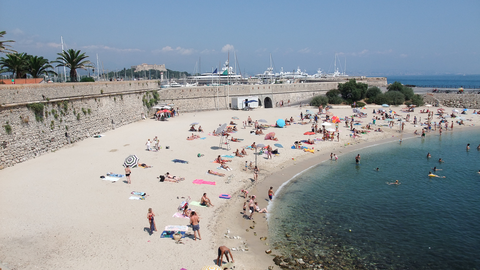 Летний отдых на пляже на курорте Антибы, Франция