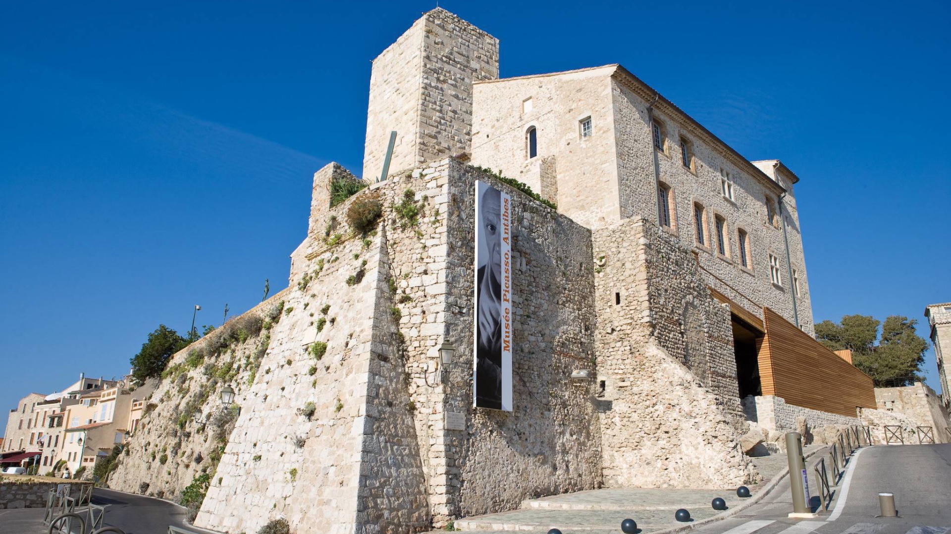 Старинный замок на курорте Антибы, Франция