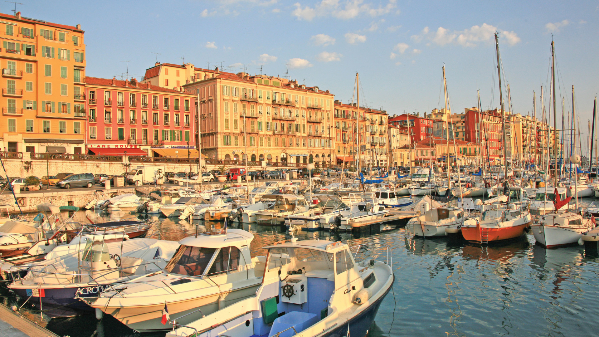 Яхты в порту в городе Ницца, Франция