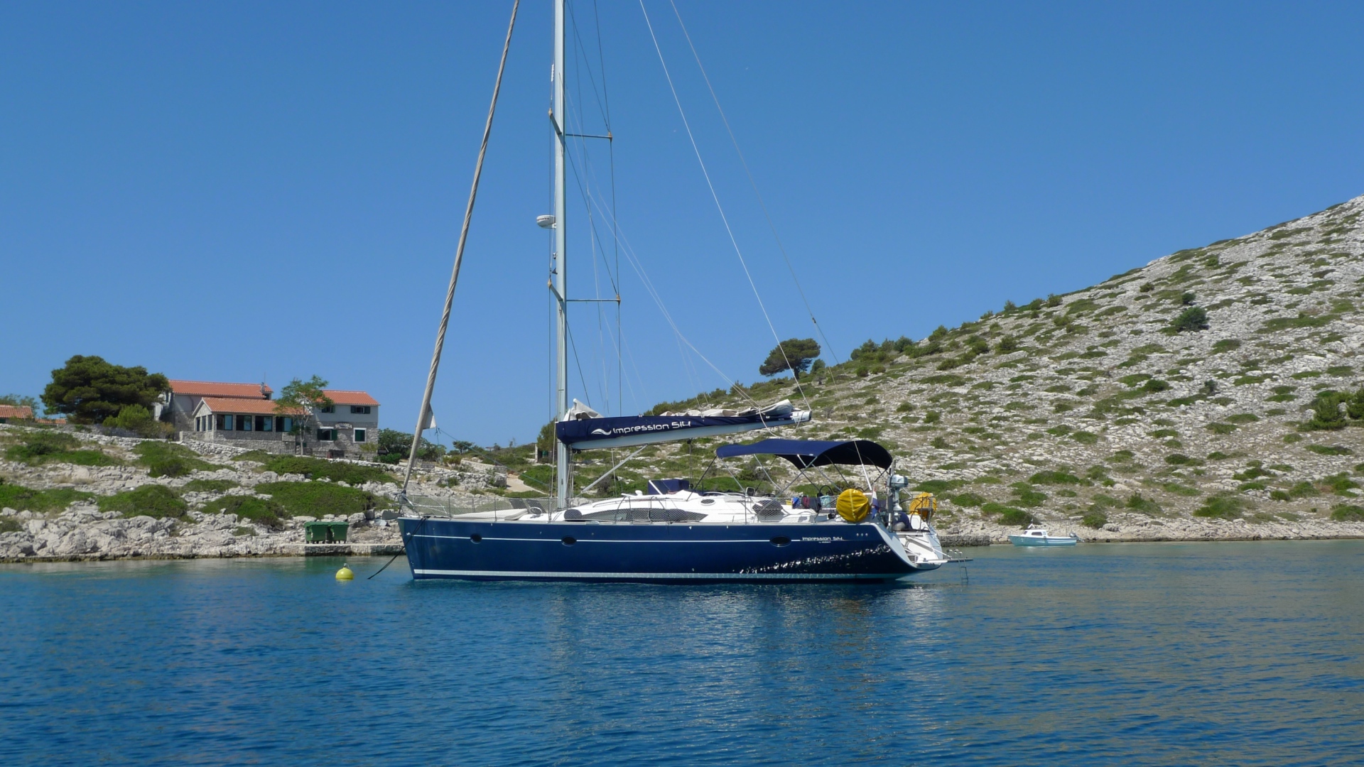 Яхта у берега на курорте Порт Де Фрежюс, Франция