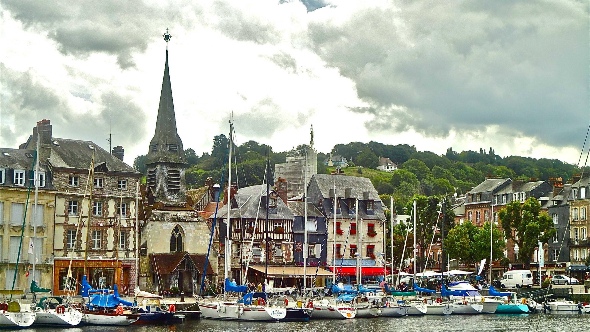 Яхты в порту в Нормандии, Франция