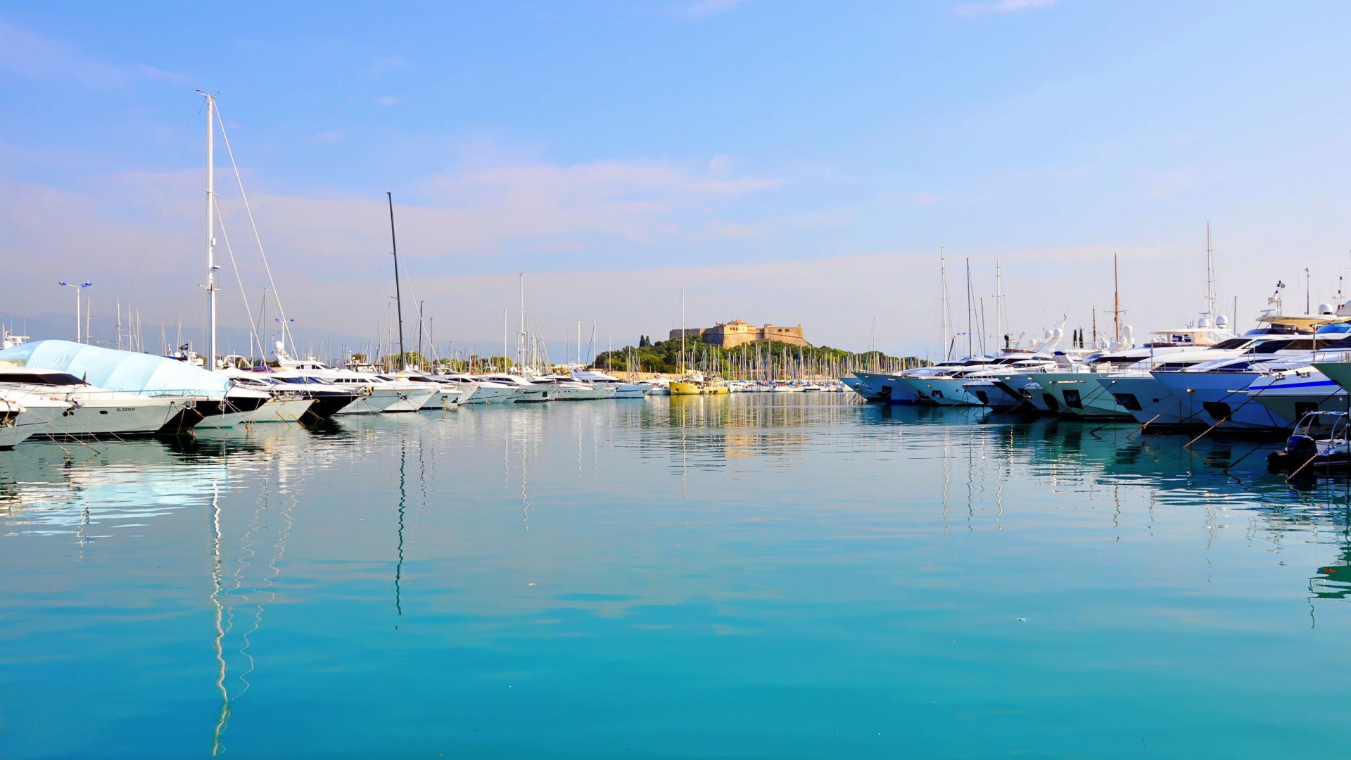 Яхты в порту на курорте Антибы, Франция