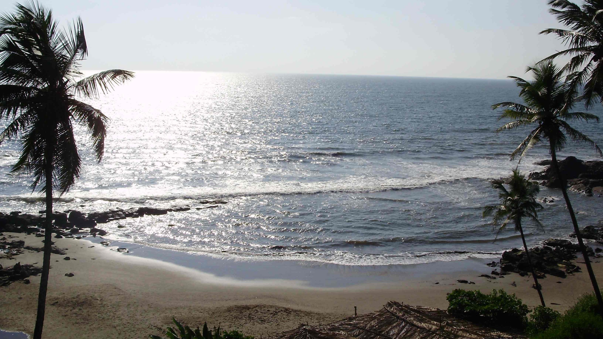 Пустой пляж вечером в Вагаторе