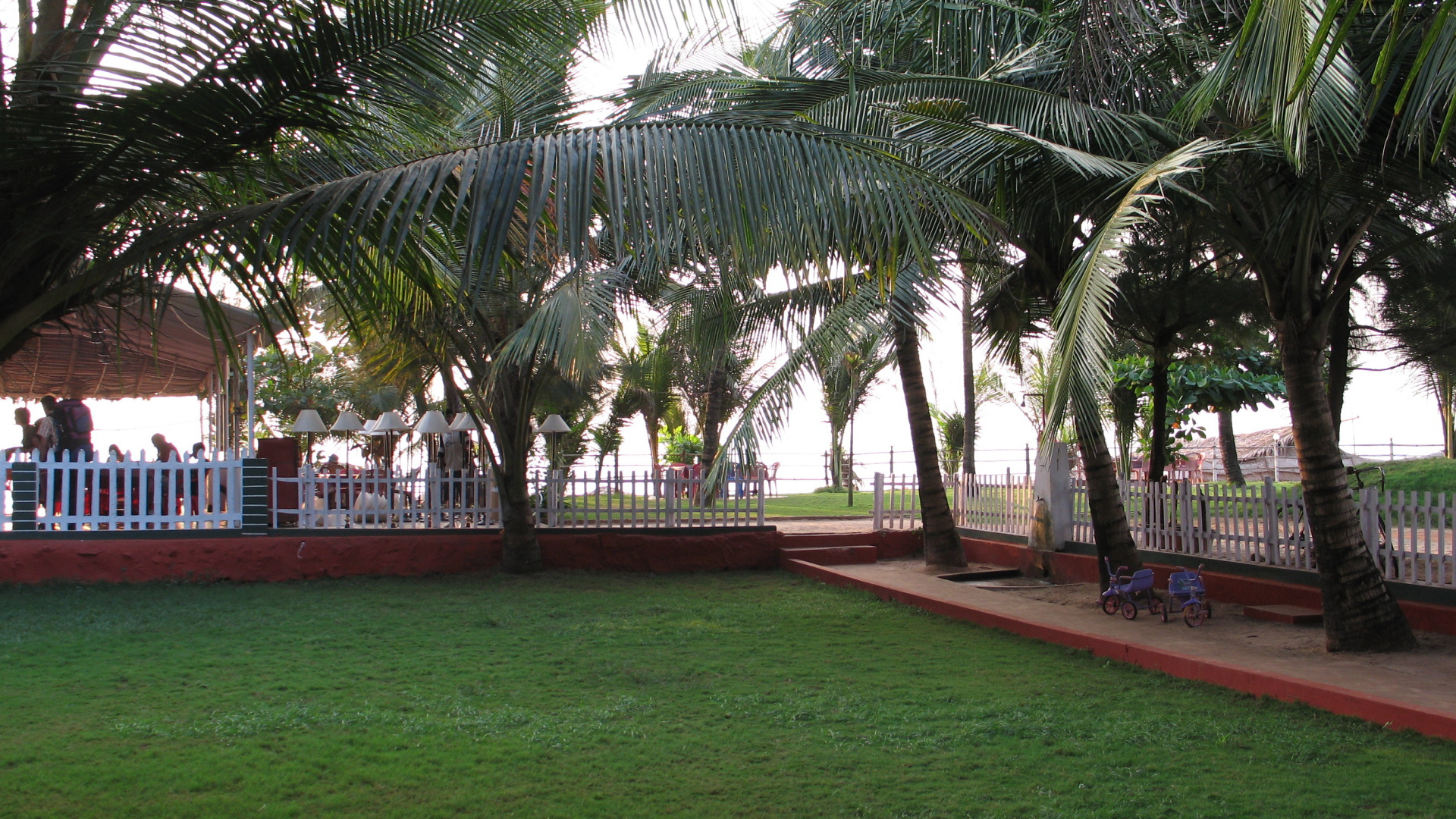 Ухоженные газоны в Бенаулиме