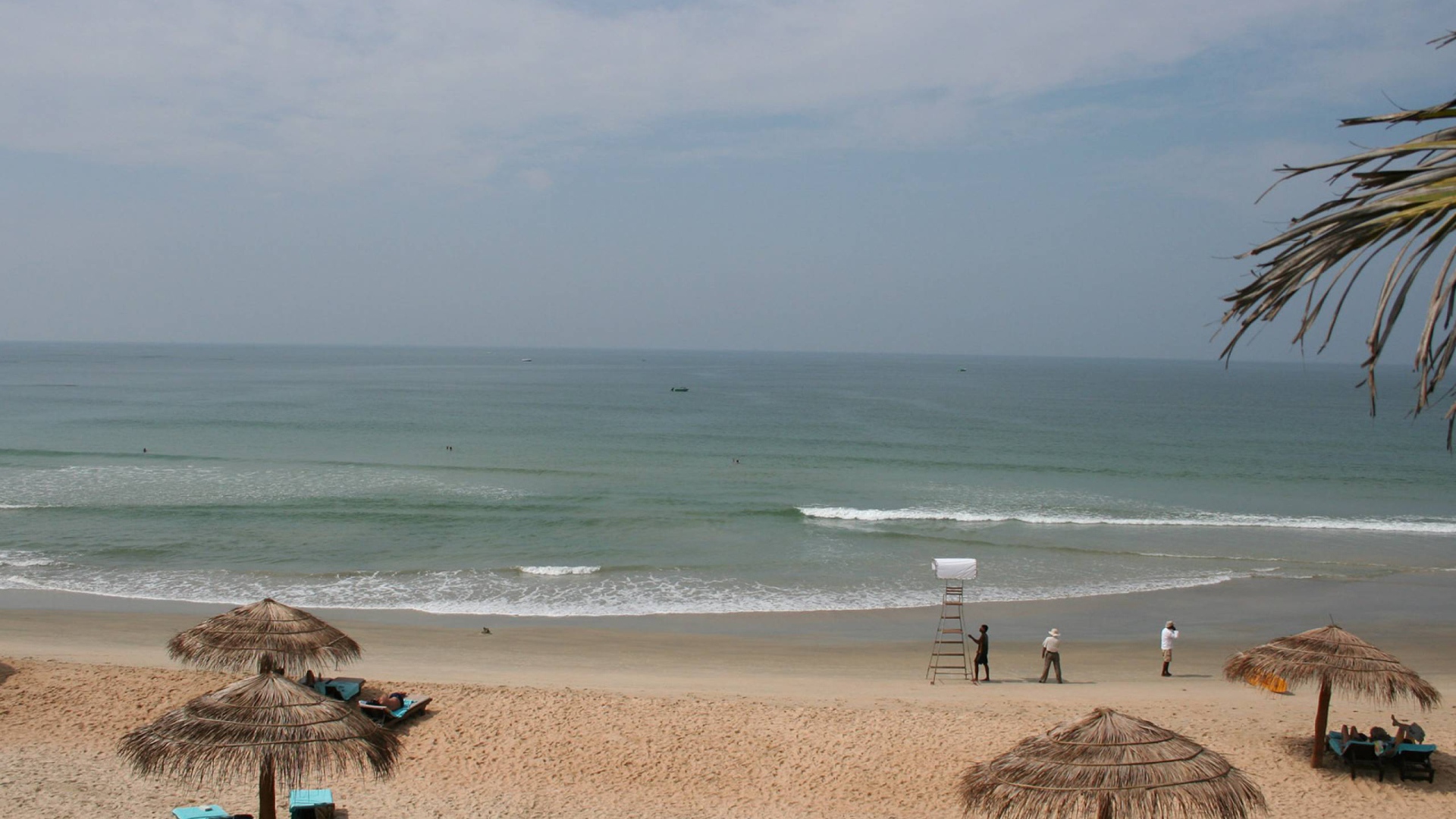 Отдых на пляже в Бенаулиме