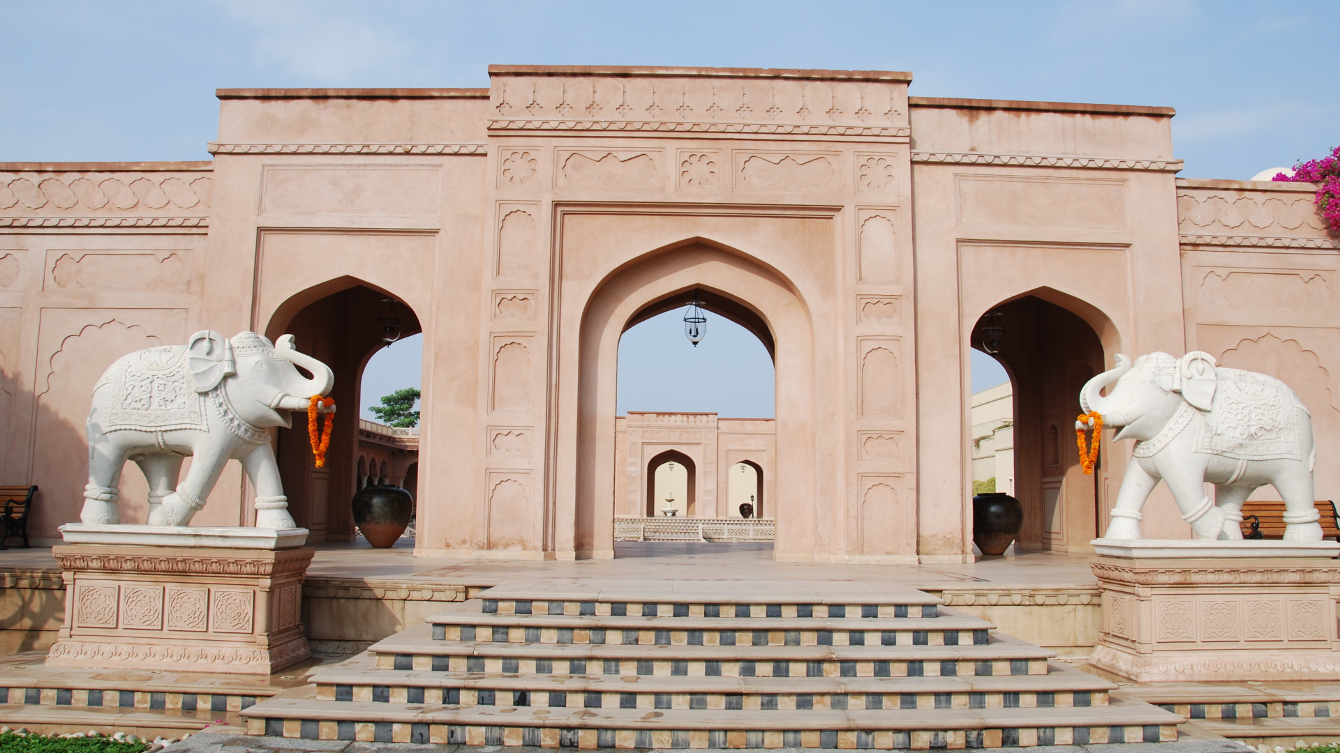 Скульптуры слонов в Агре