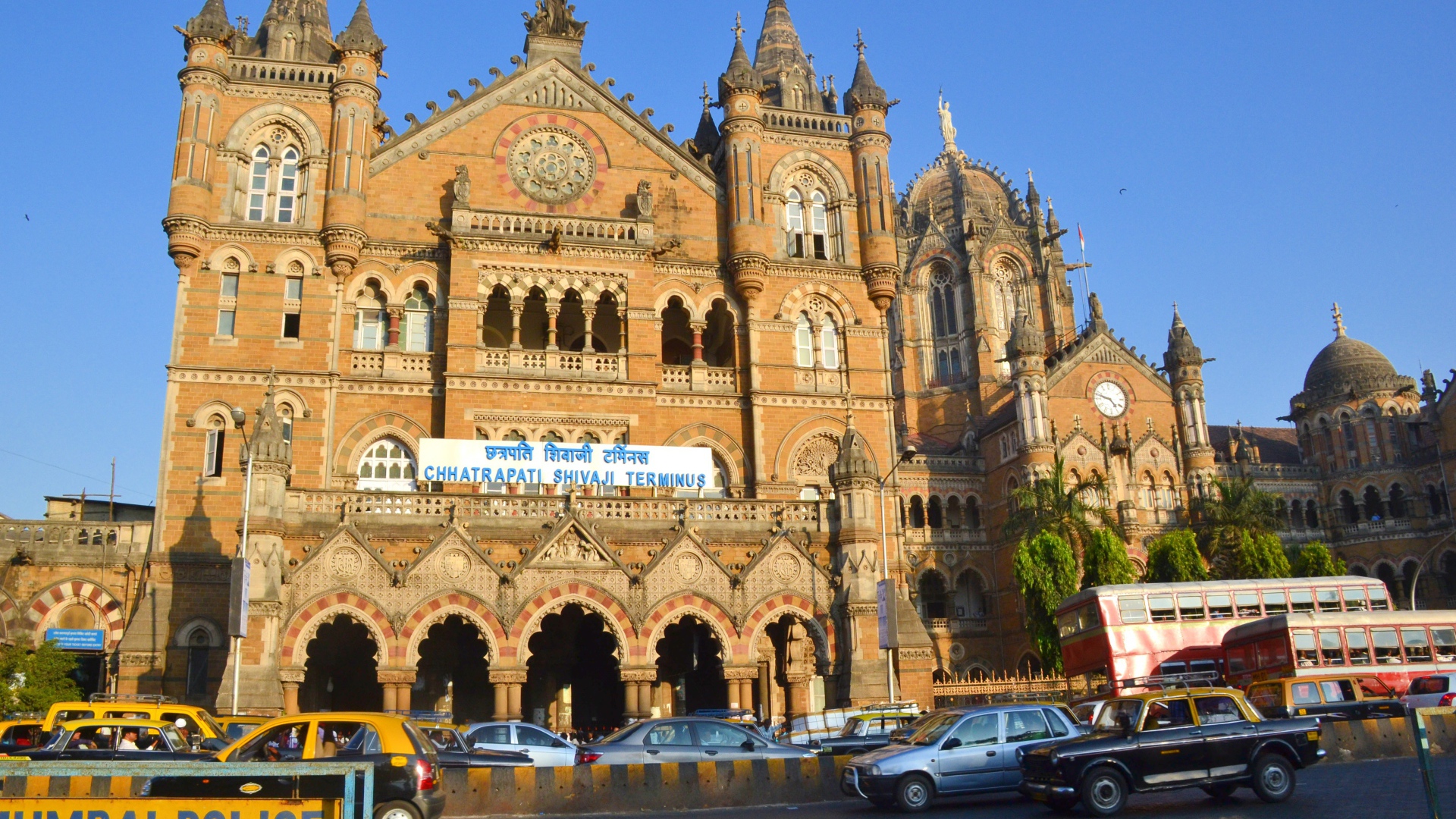 Уличная суета в Мумбай