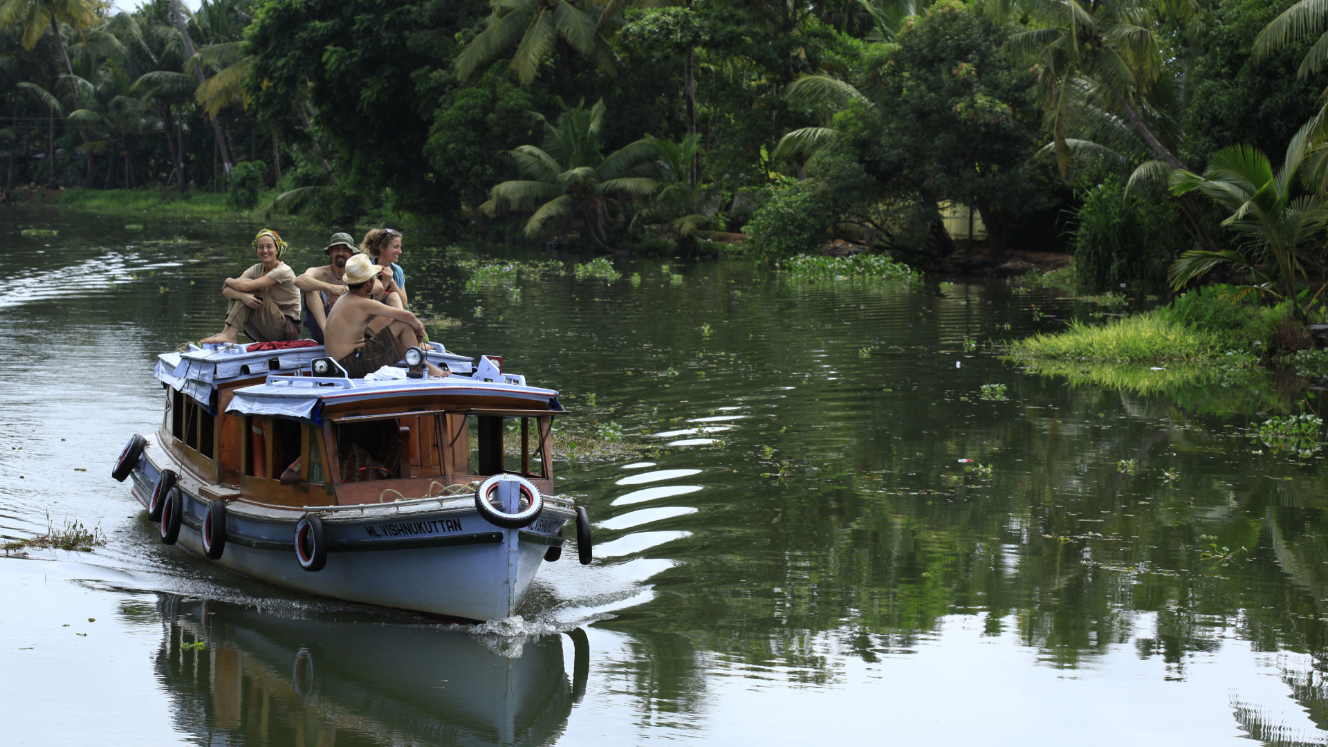 Туристы на лодке в Алапуже