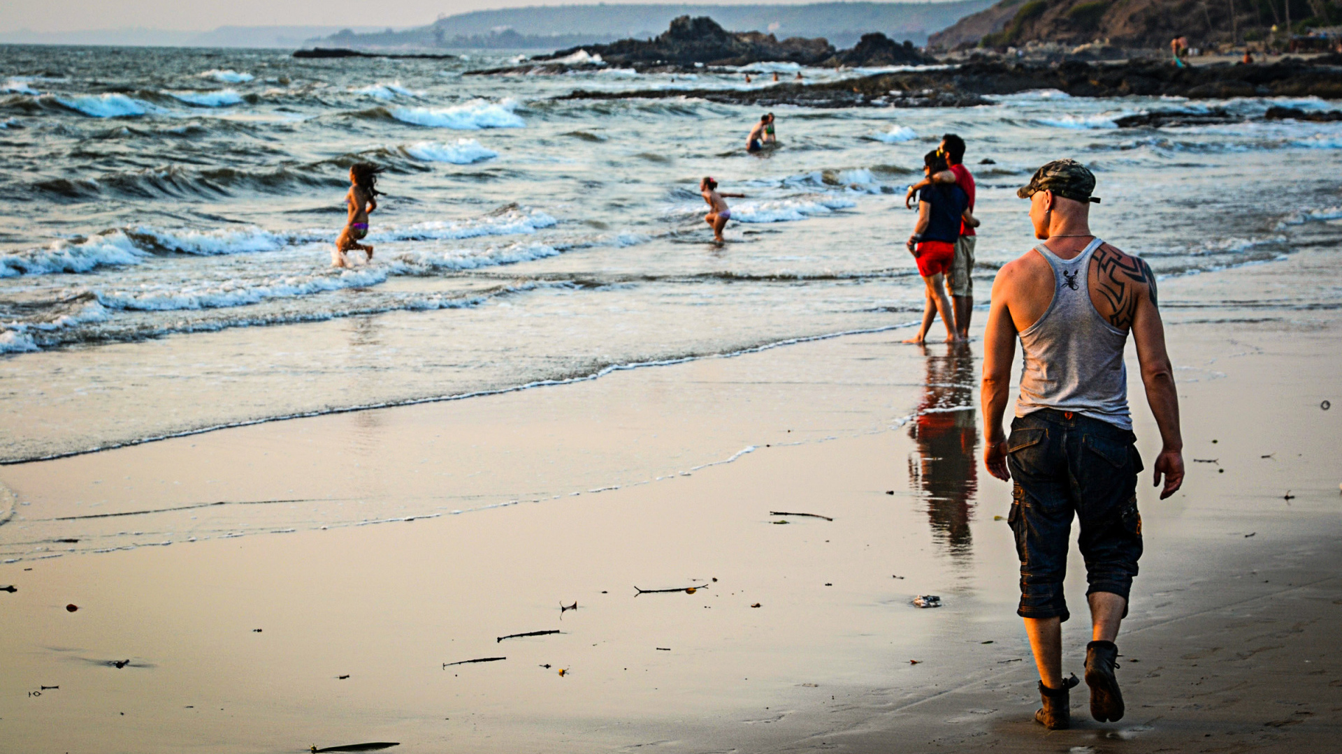Туристы на пляже в Вагаторе