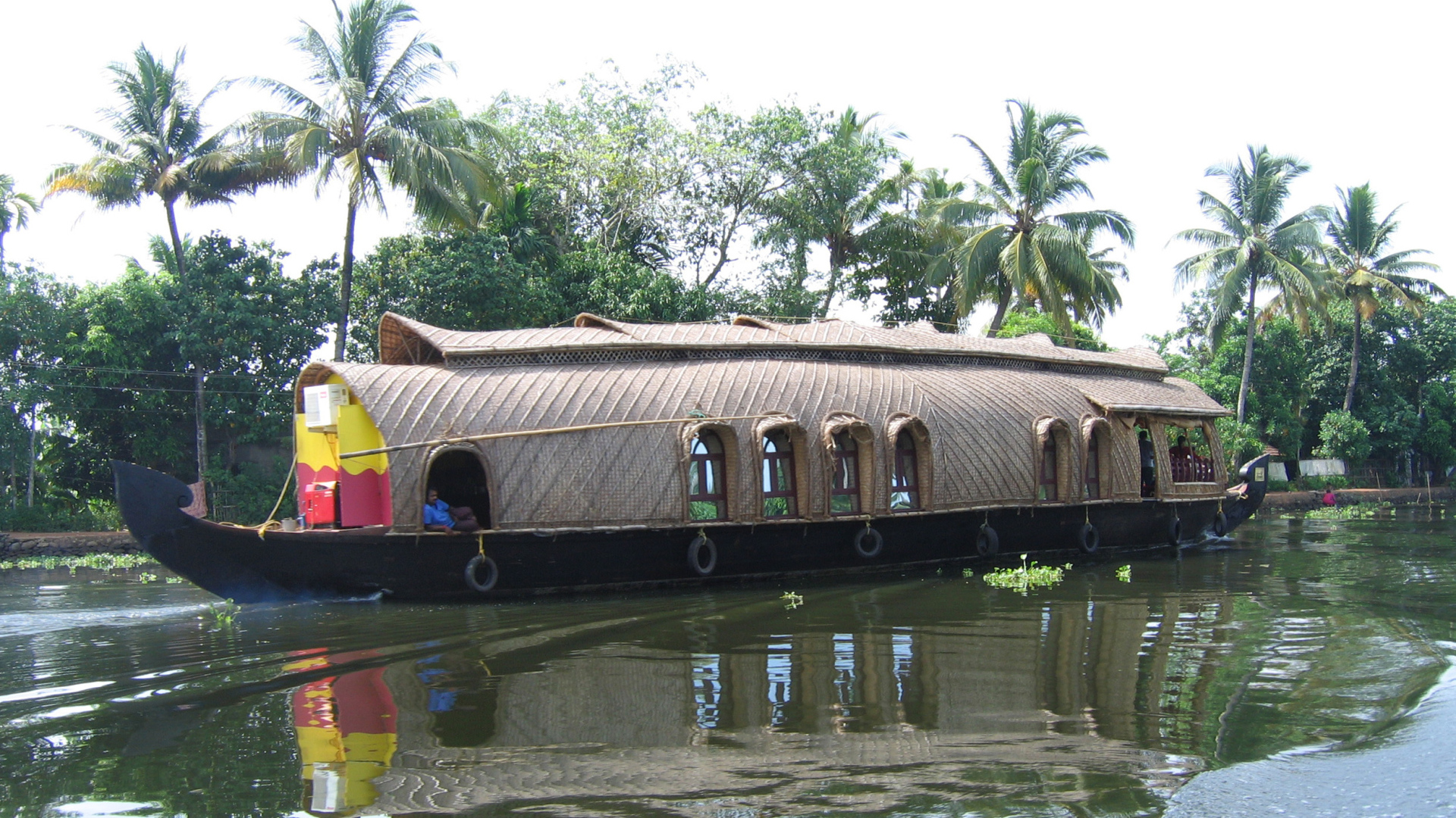 Отдыхающие на лодке в Алапуже