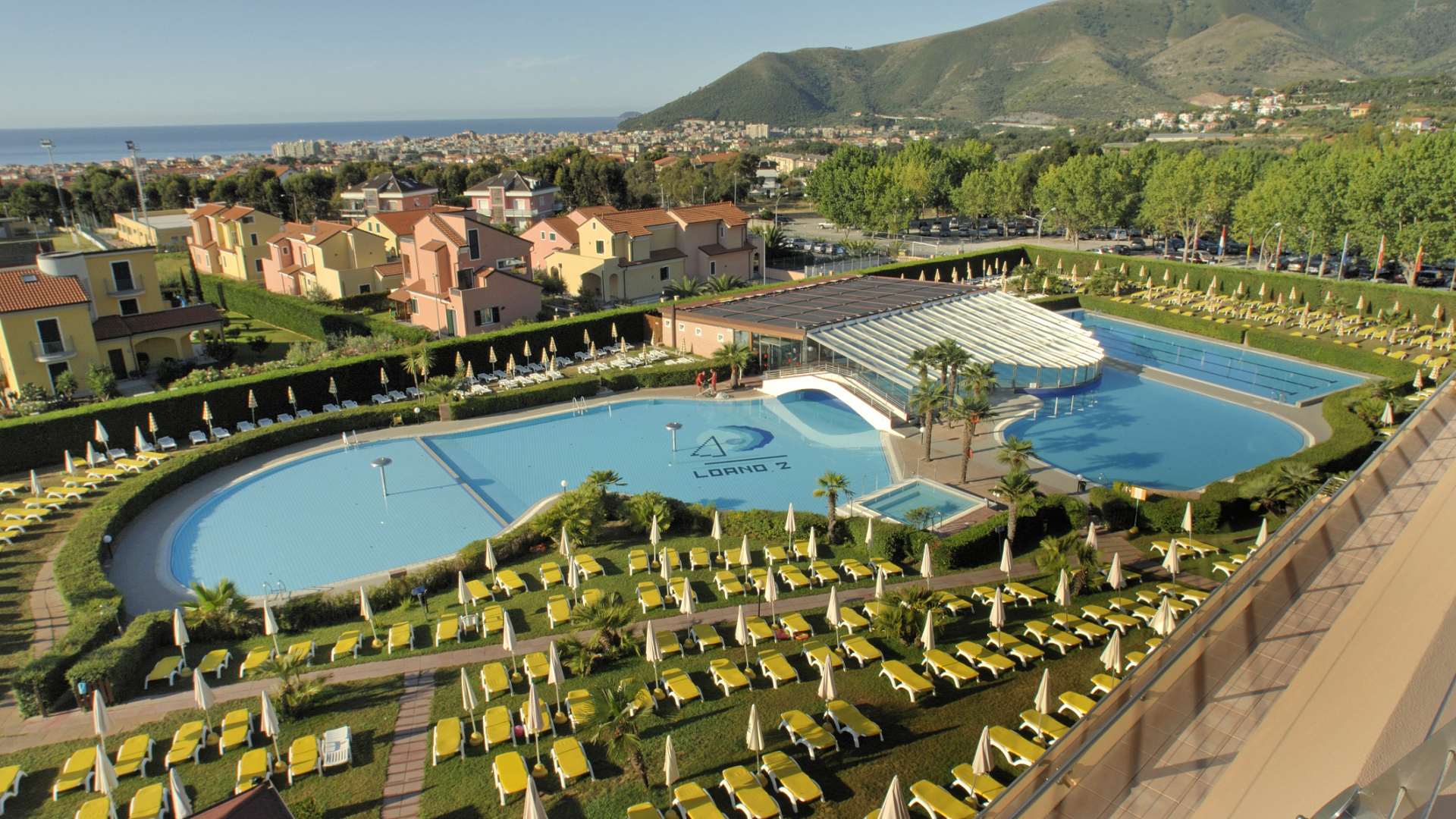 Отель на побережье в Лоано, Италия