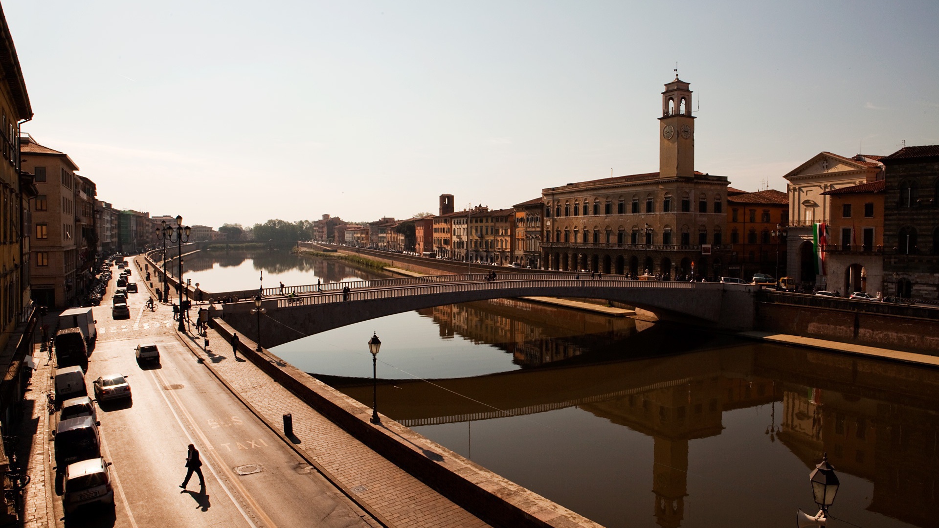 Полуденное солнце над каналом в Пизе, Италия