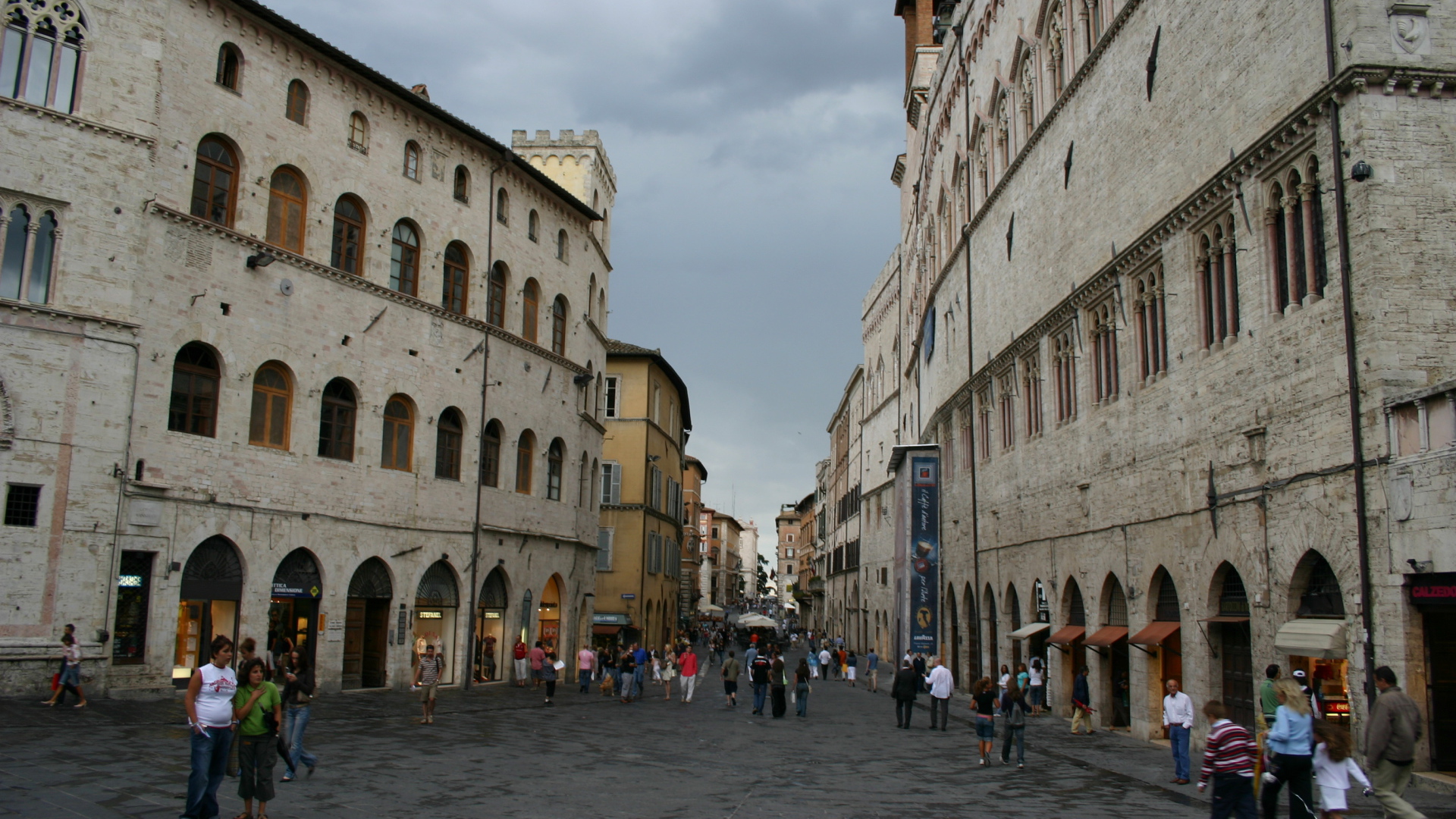 Древняя улица в Перудже, Италия