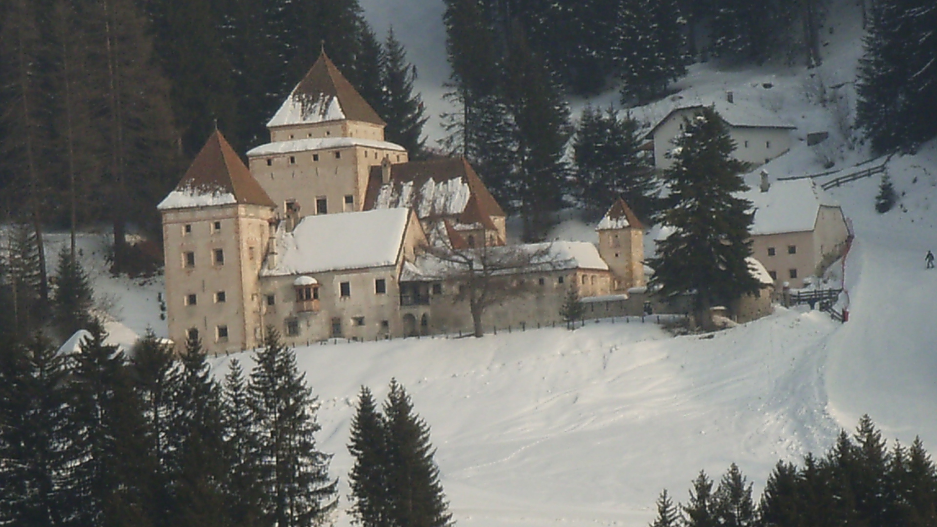 Старинный замок на курорте Ортизей, Италия