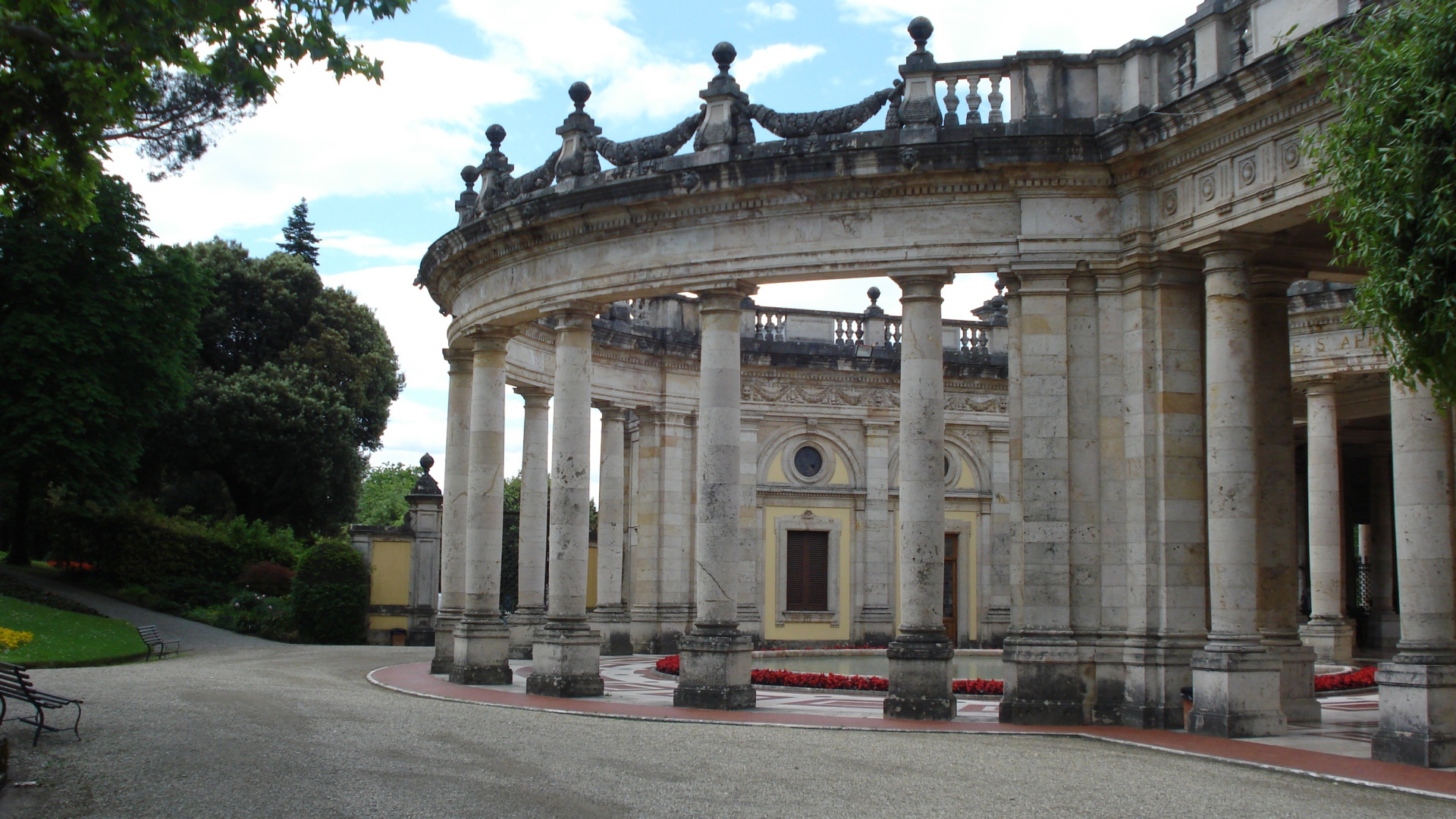 Старинные колонны на курорте в Монтекатини Терме, Италия