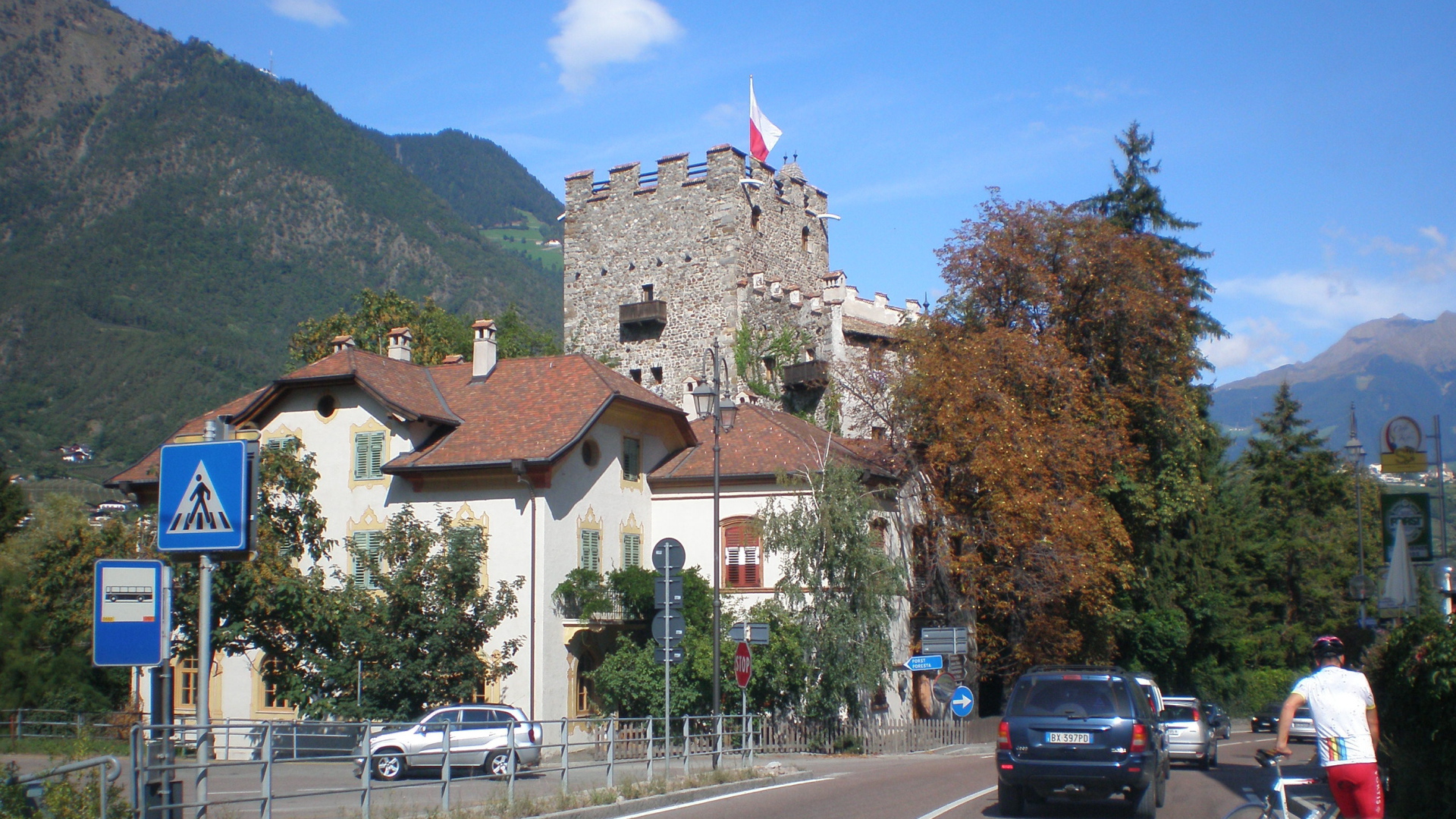 Старинная башня на горнолыжном курорте Арабба, Италия