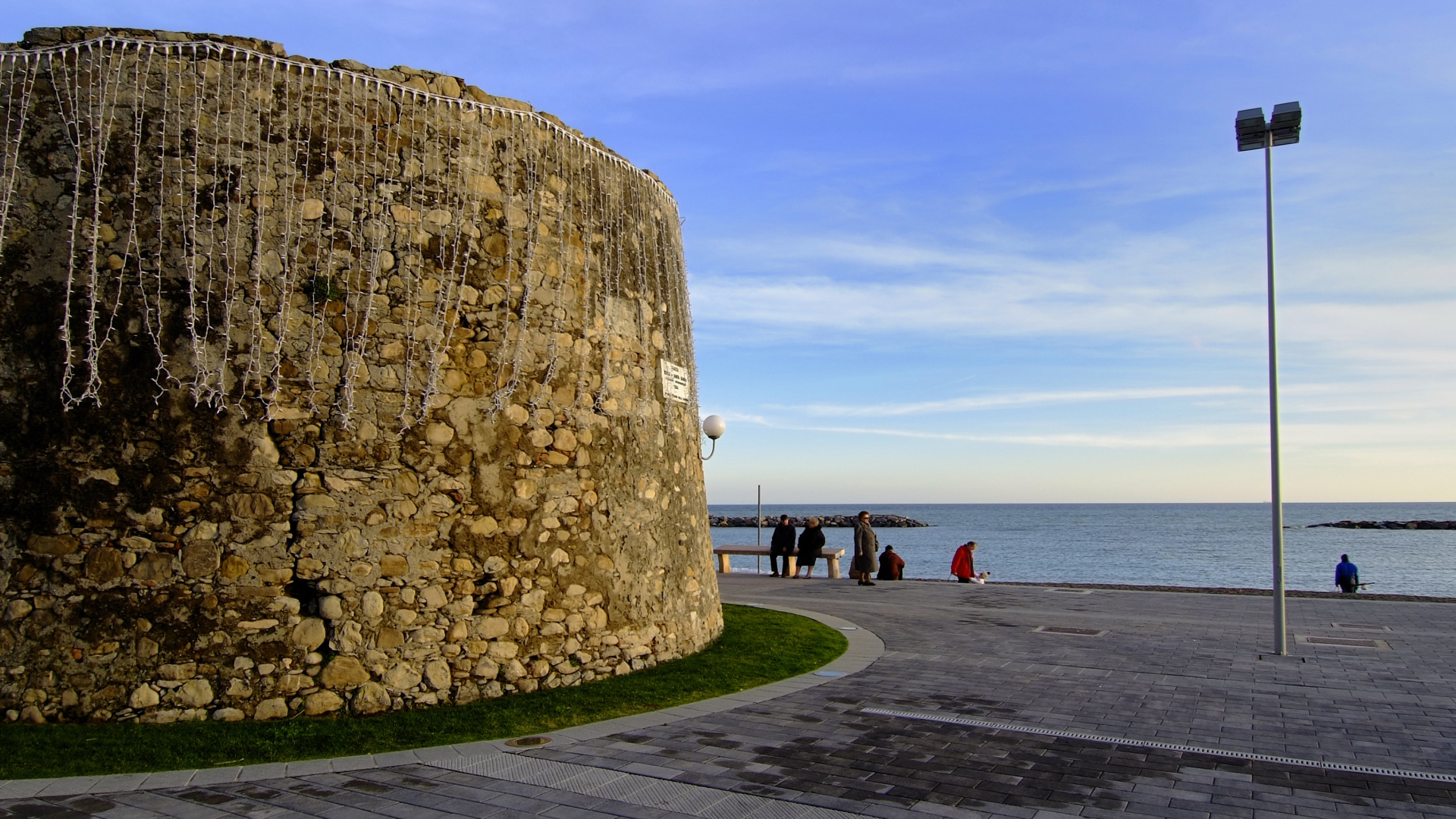 Старинная башня на набережной на курорте Сан Бартоломео Аль Маре, Италия