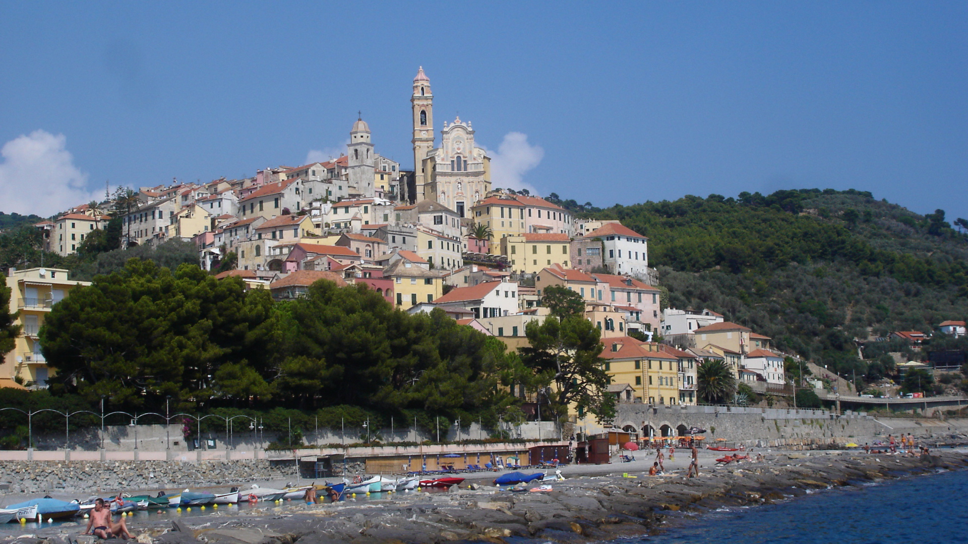 Осенний отдых на пляже на курорте Империя, Италия