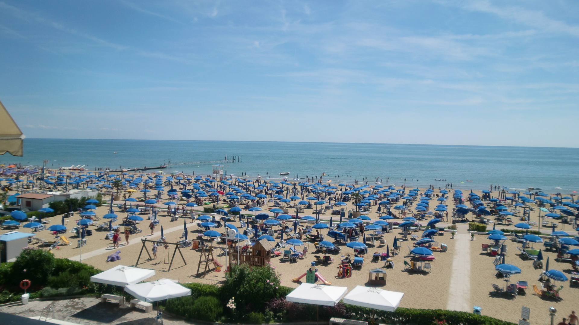 Осенний отдых на пляже на курорте Лидо ди Эзоло, Италия