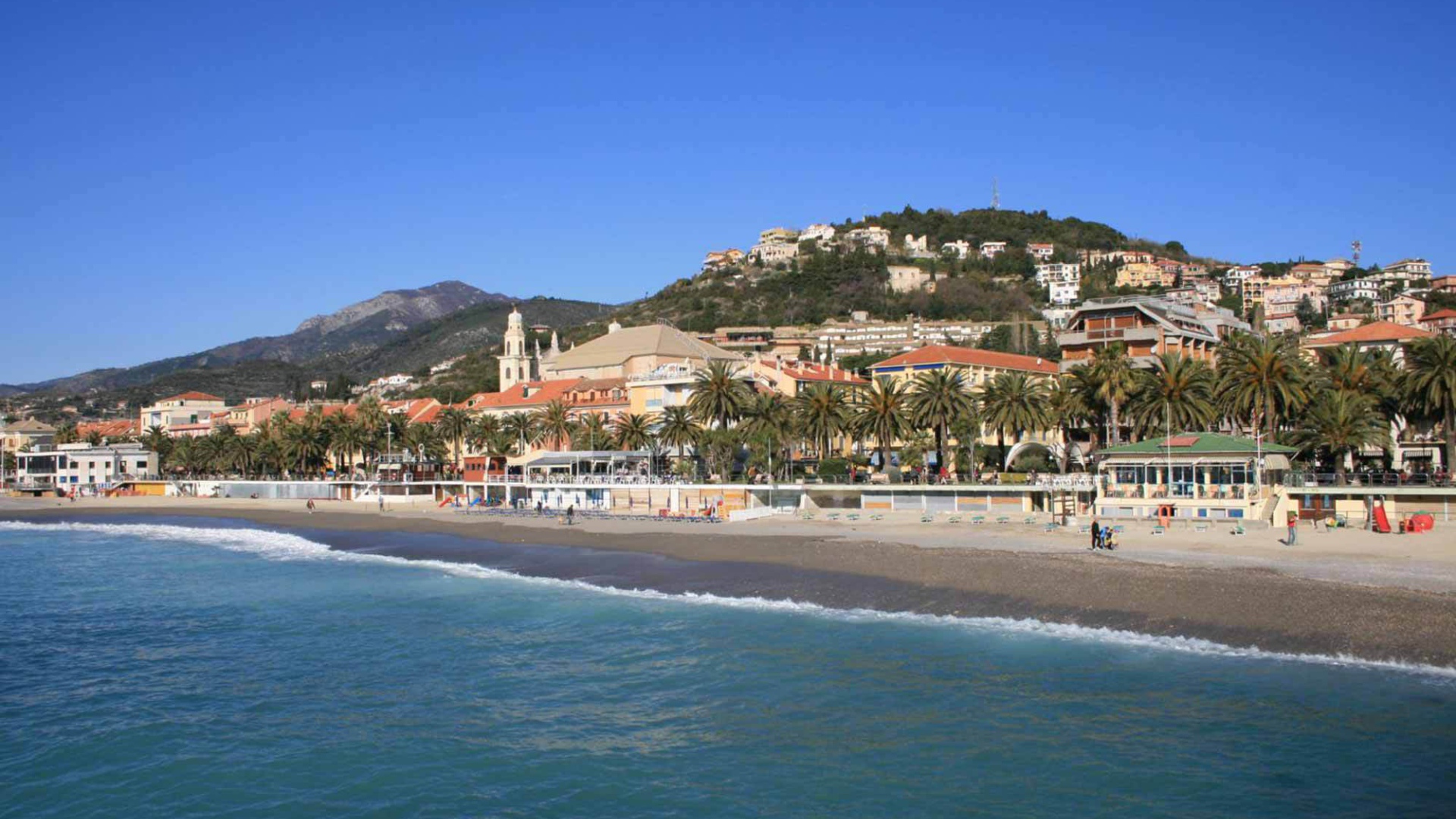 Пляж на курорте в Пьетра Лигуре, Италия