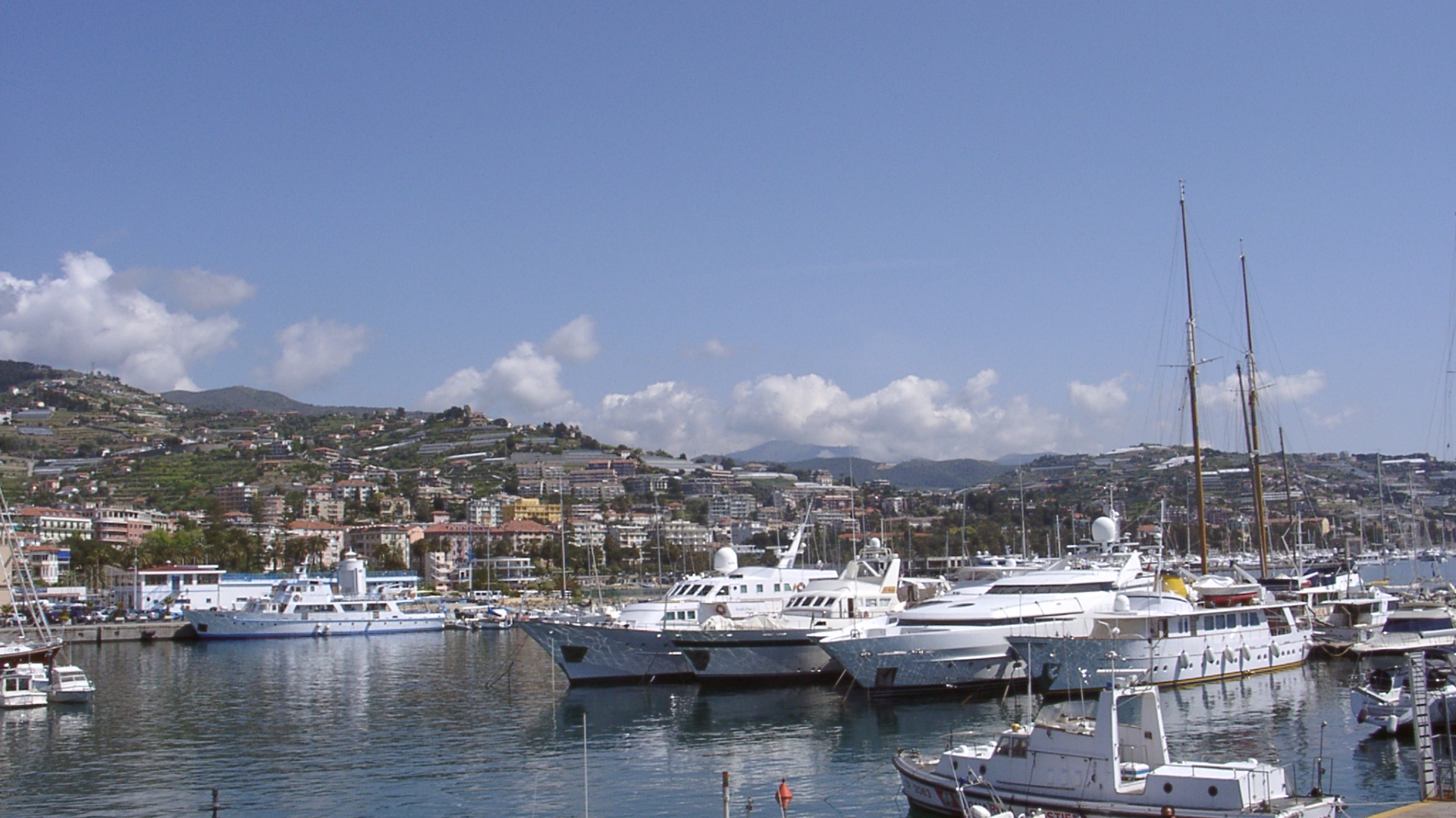 Лодки в заливе в Сан Ремо, Италия