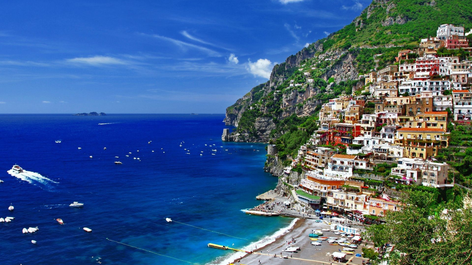 Лодки в заливе на курорте Позитано, Италия