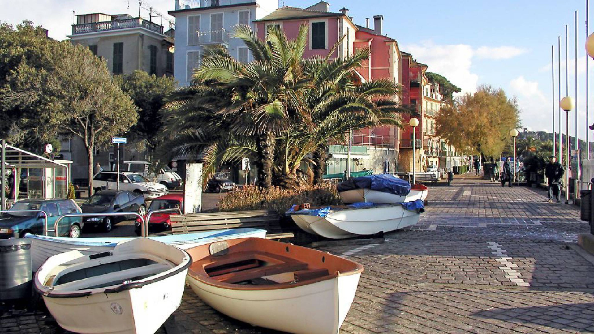 Лодки на набережной на курорте Челле Лигуре, Италия