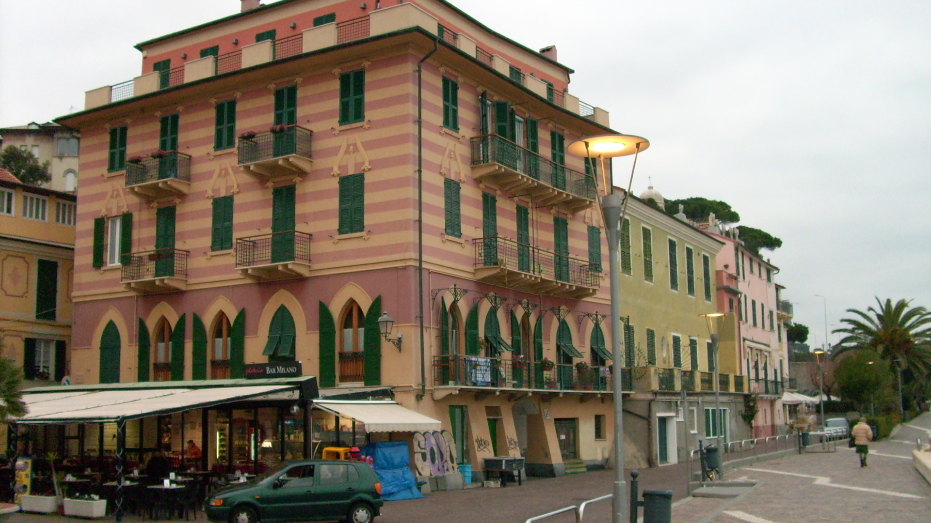 Здание на улице на курорте Челле Лигуре, Италия