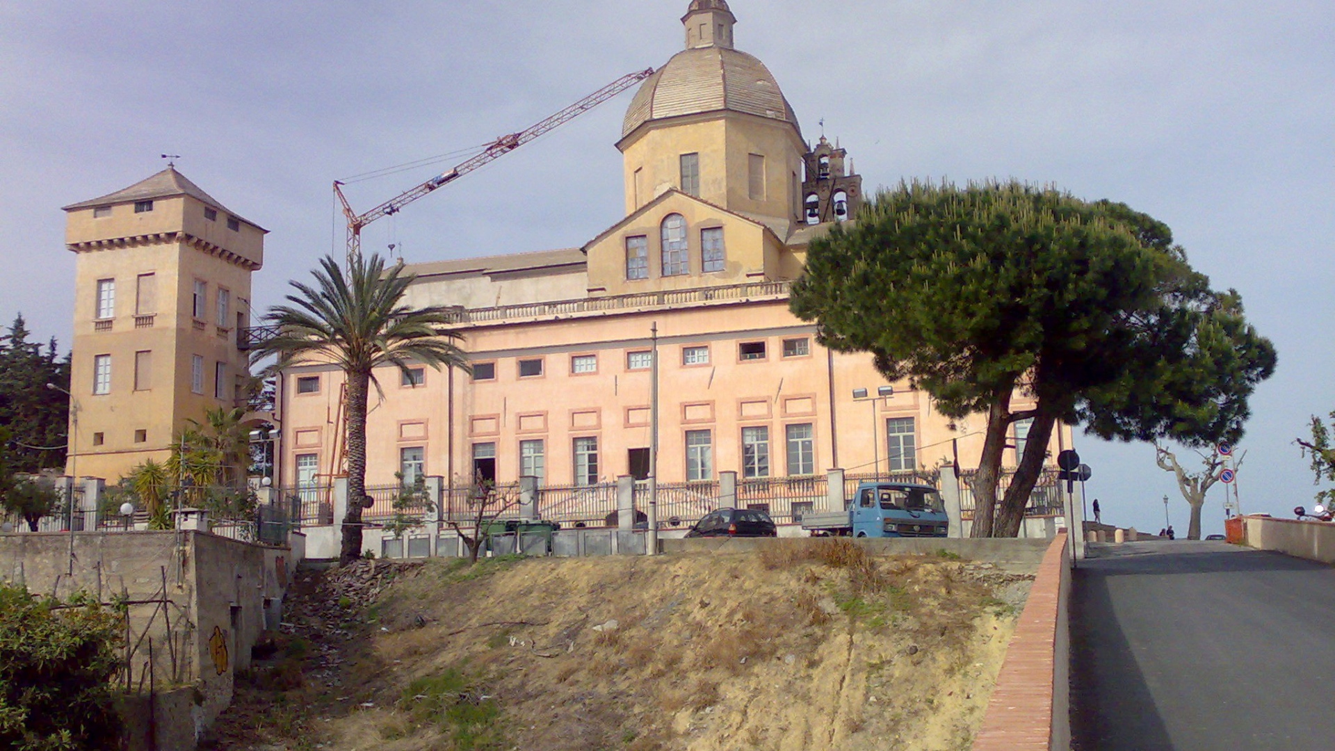 Здание на набережной в Лоано, Италия