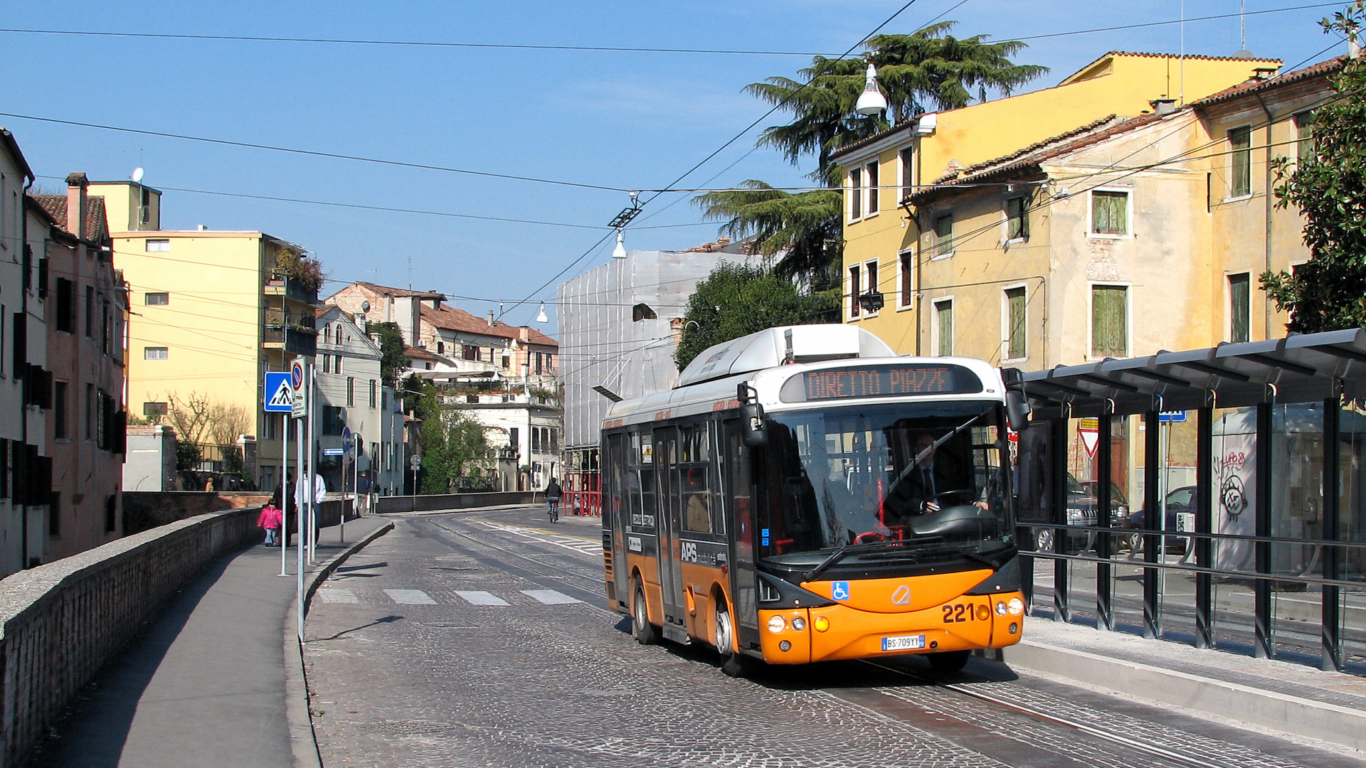 Автобус на улице города в Падуе, Италия