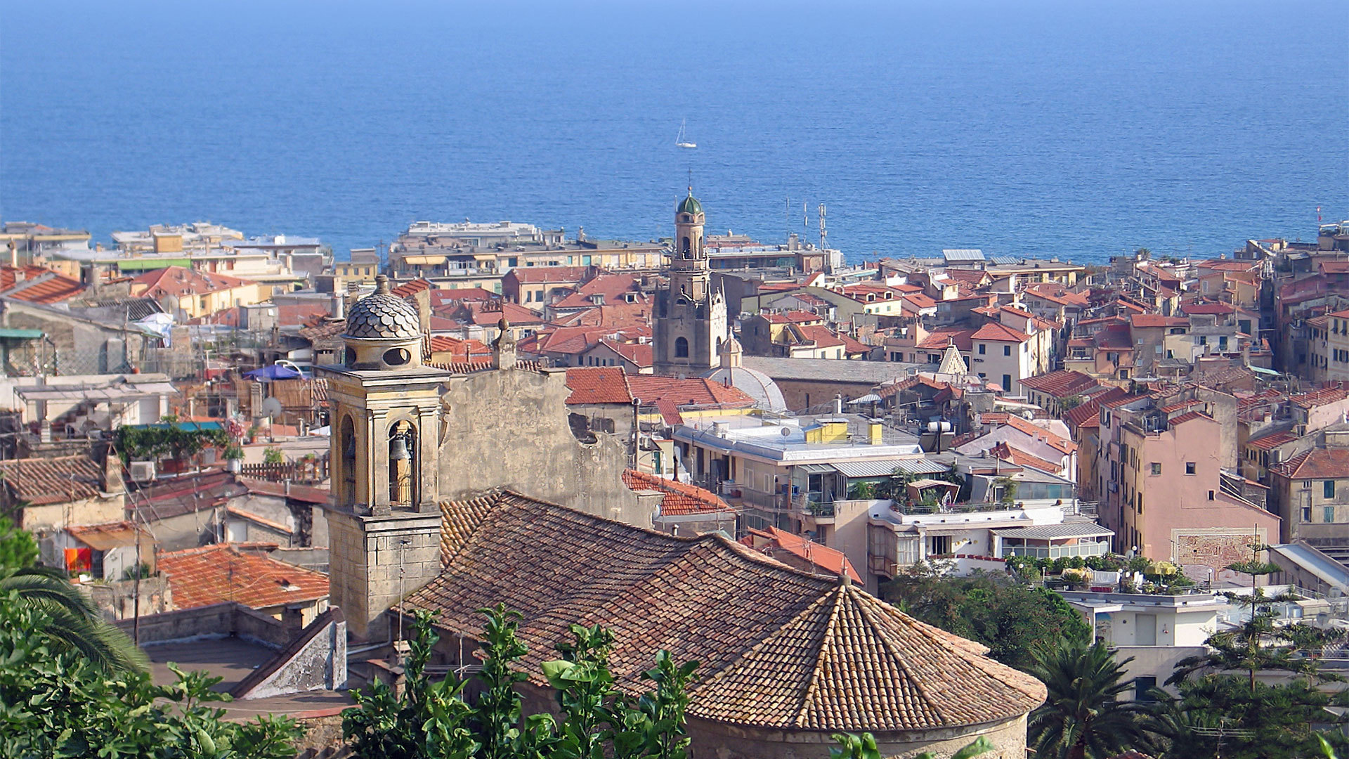 Город на фоне моря в Сан Ремо, Италия