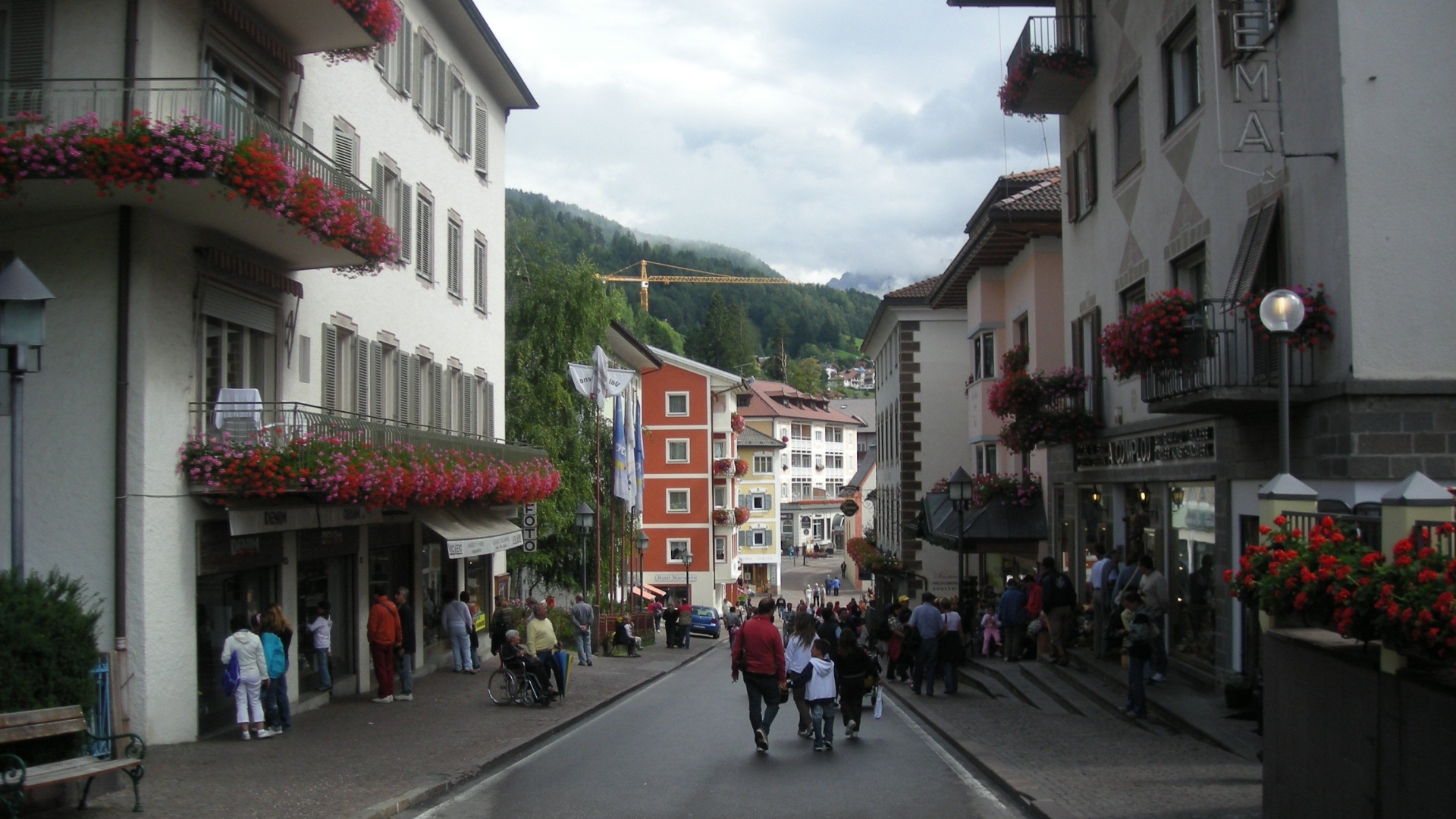 Городские улицы на курорте Ортизей, Италия