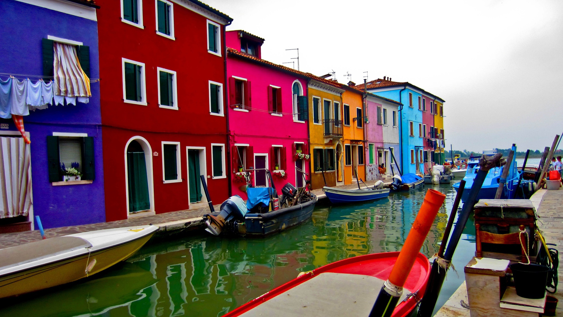 Разноцветные дома на острове Мурано, Италия