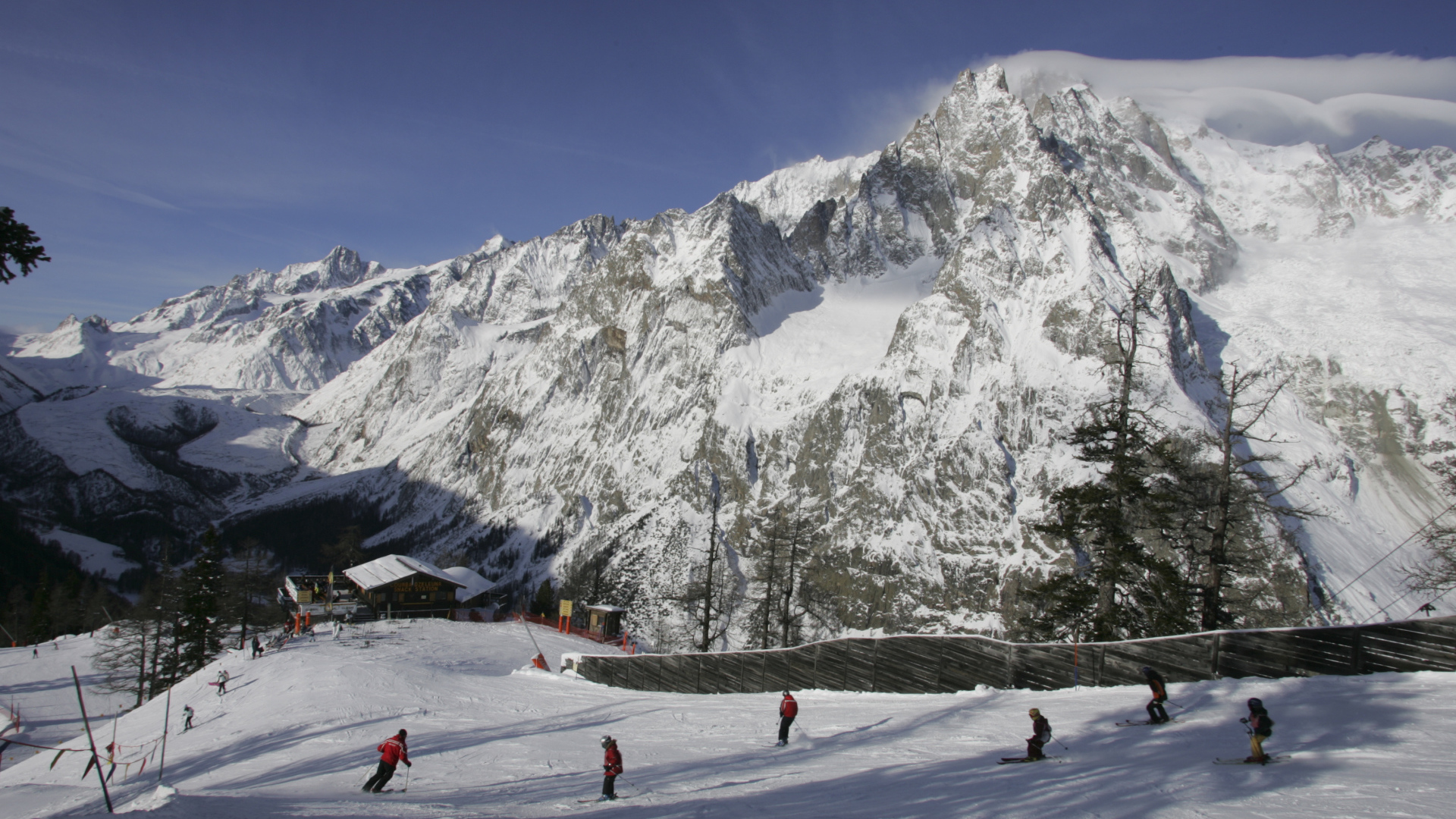 Спуск по лыжной трассе на курорте Курмайор, Италия